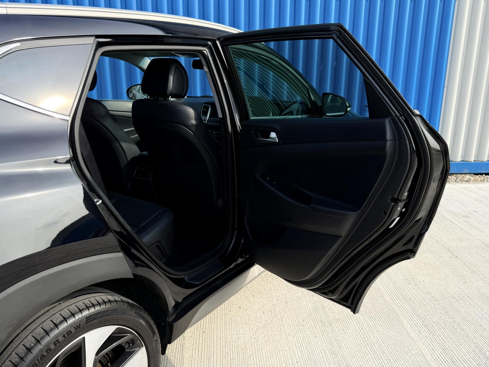 Hyundai TUCSON 1.7 CRDi Blue Drive Premium SUV 5dr Diesel DCT Euro 6 (s/s) (141 ps)