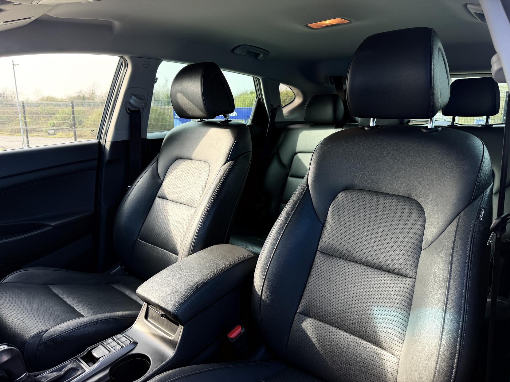 Hyundai TUCSON 1.7 CRDi Blue Drive Premium SUV 5dr Diesel DCT Euro 6 (s/s) (141 ps)