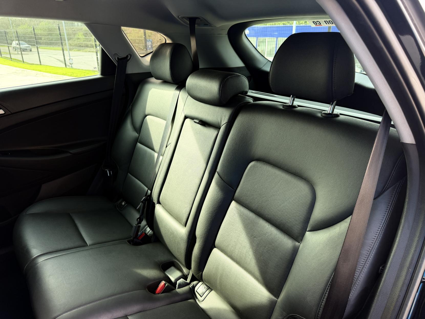 Hyundai TUCSON 1.7 CRDi Blue Drive Premium SUV 5dr Diesel DCT Euro 6 (s/s) (141 ps)