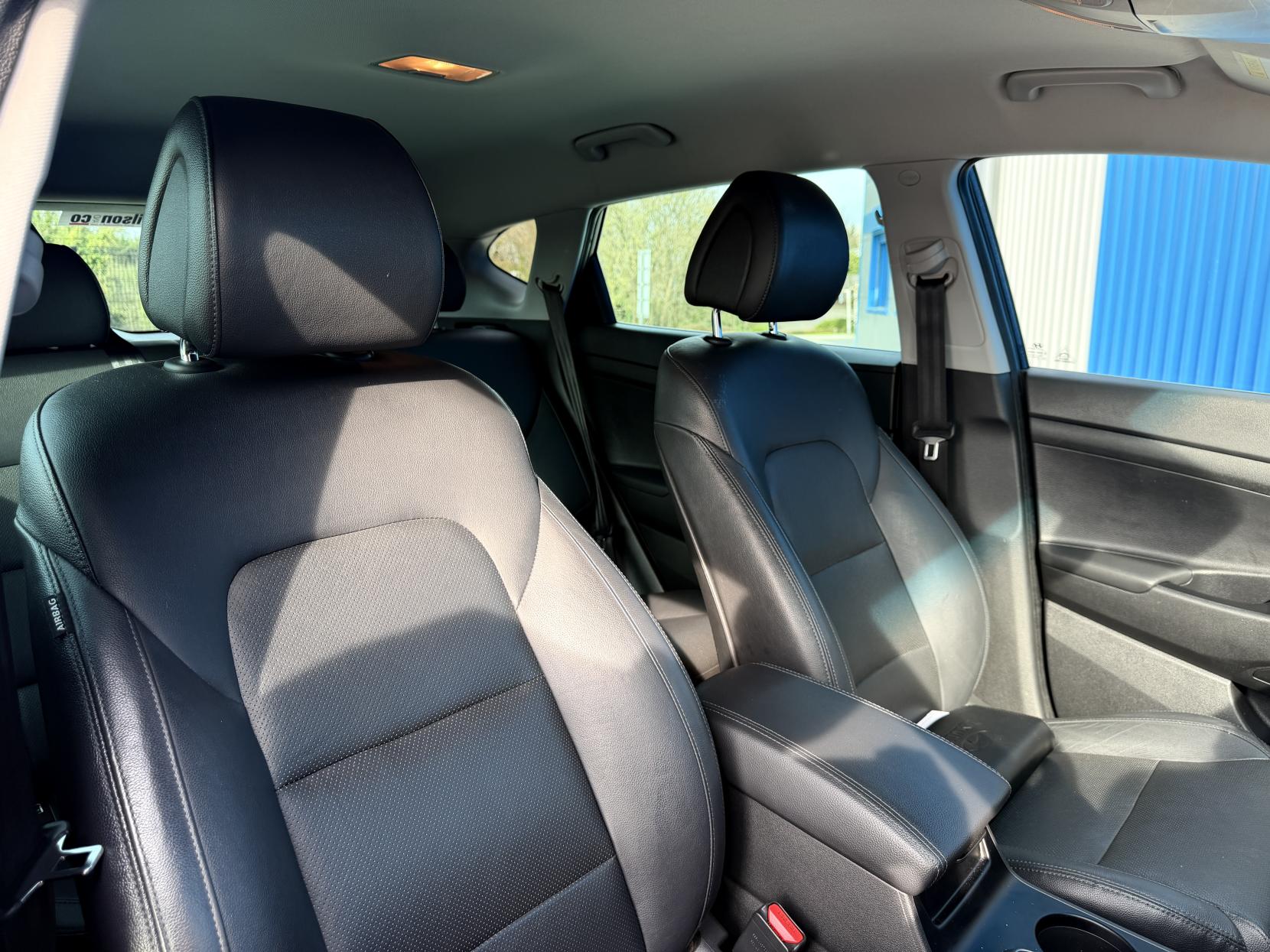 Hyundai TUCSON 1.7 CRDi Blue Drive Premium SUV 5dr Diesel DCT Euro 6 (s/s) (141 ps)