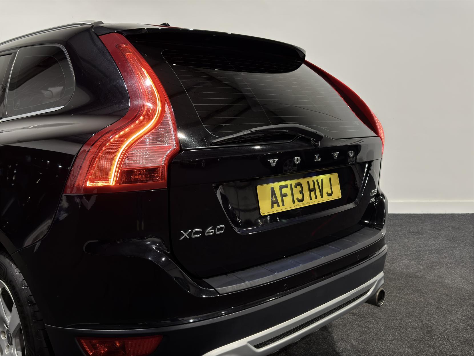 Volvo XC60 2.4 D5 R-Design SUV 5dr Diesel Geartronic AWD Euro 5 (215 ps)