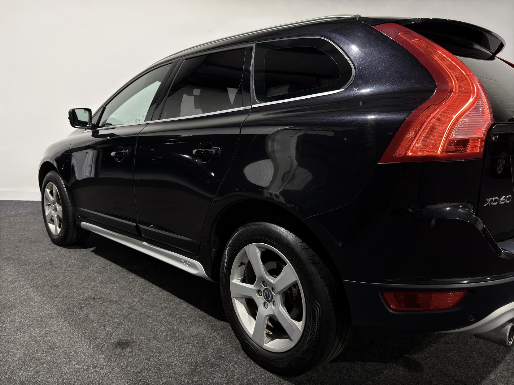 Volvo XC60 2.4 D5 R-Design SUV 5dr Diesel Geartronic AWD Euro 5 (215 ps)