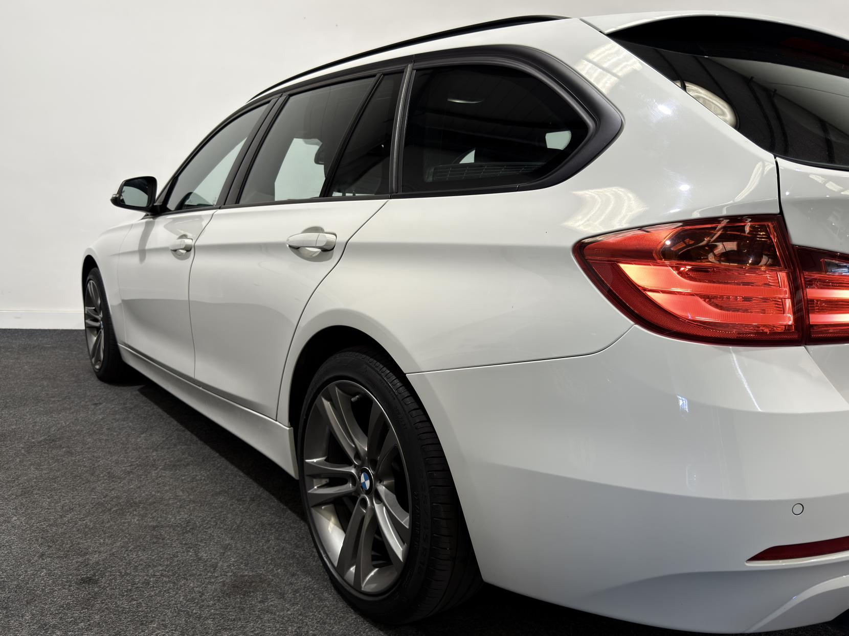 BMW 3 Series 2.0 320d Sport Touring 5dr Diesel Manual xDrive Euro 5 (s/s) (184 ps)