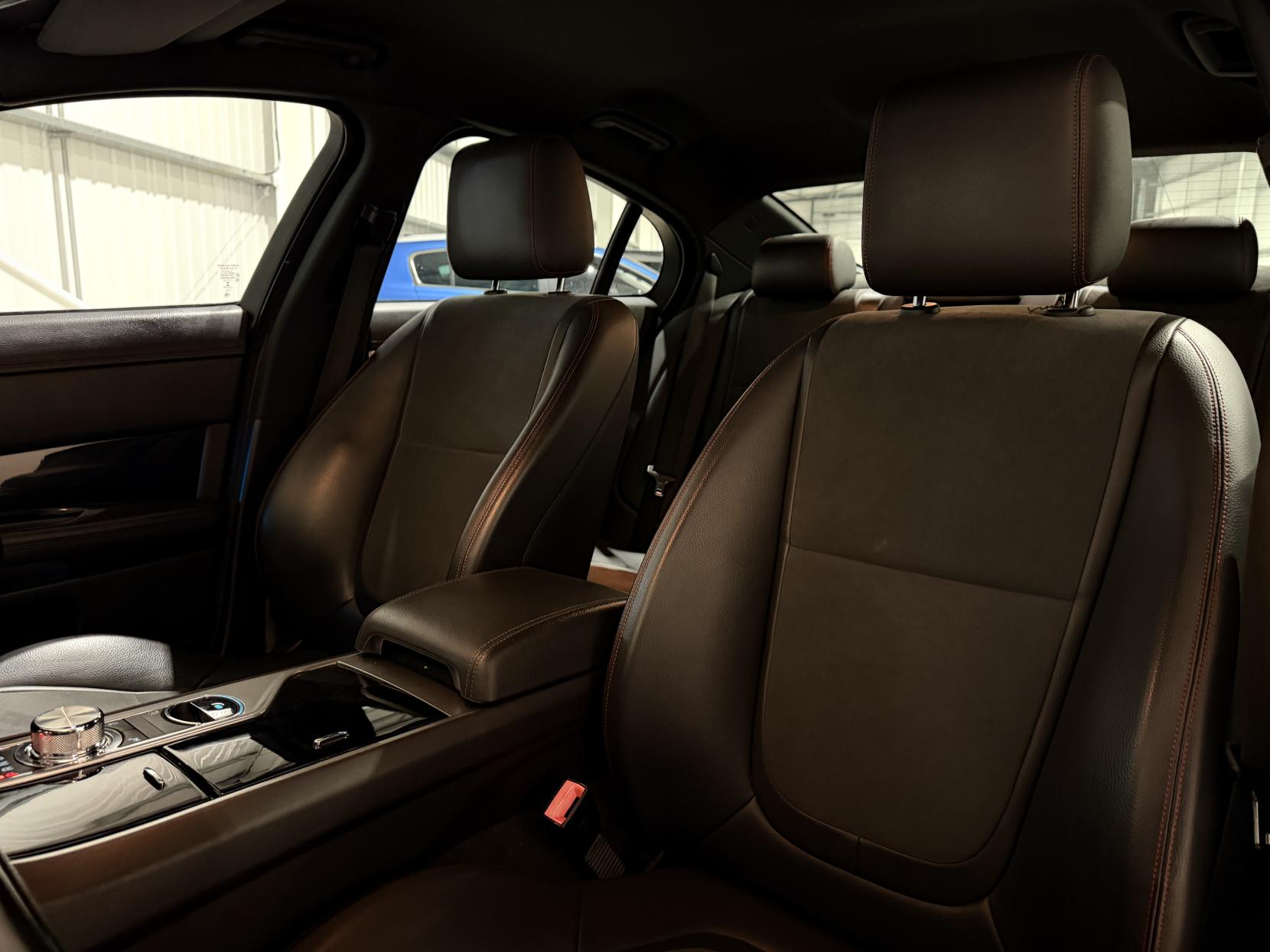 Jaguar XF 2.2d R-Sport Saloon 4dr Diesel Auto Euro 5 (s/s) (200 ps)