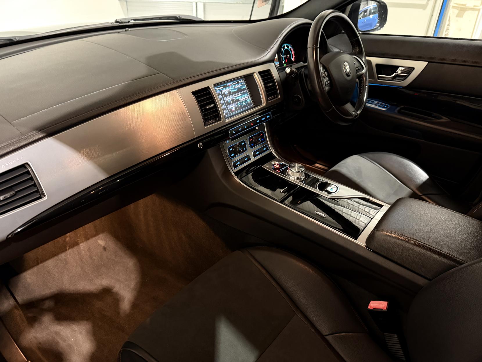 Jaguar XF 2.2d R-Sport Saloon 4dr Diesel Auto Euro 5 (s/s) (200 ps)