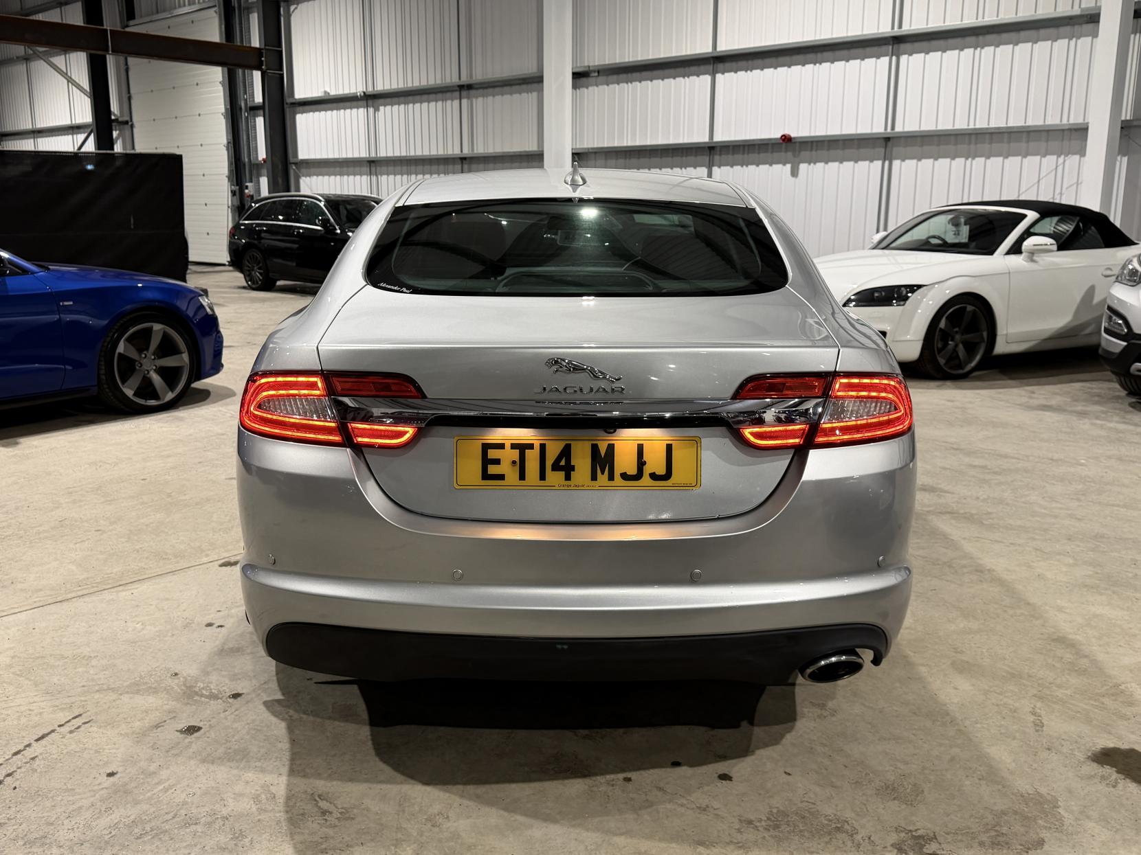 Jaguar XF 2.2d Premium Luxury Saloon 4dr Diesel Auto Euro 5 (s/s) (200 ps)