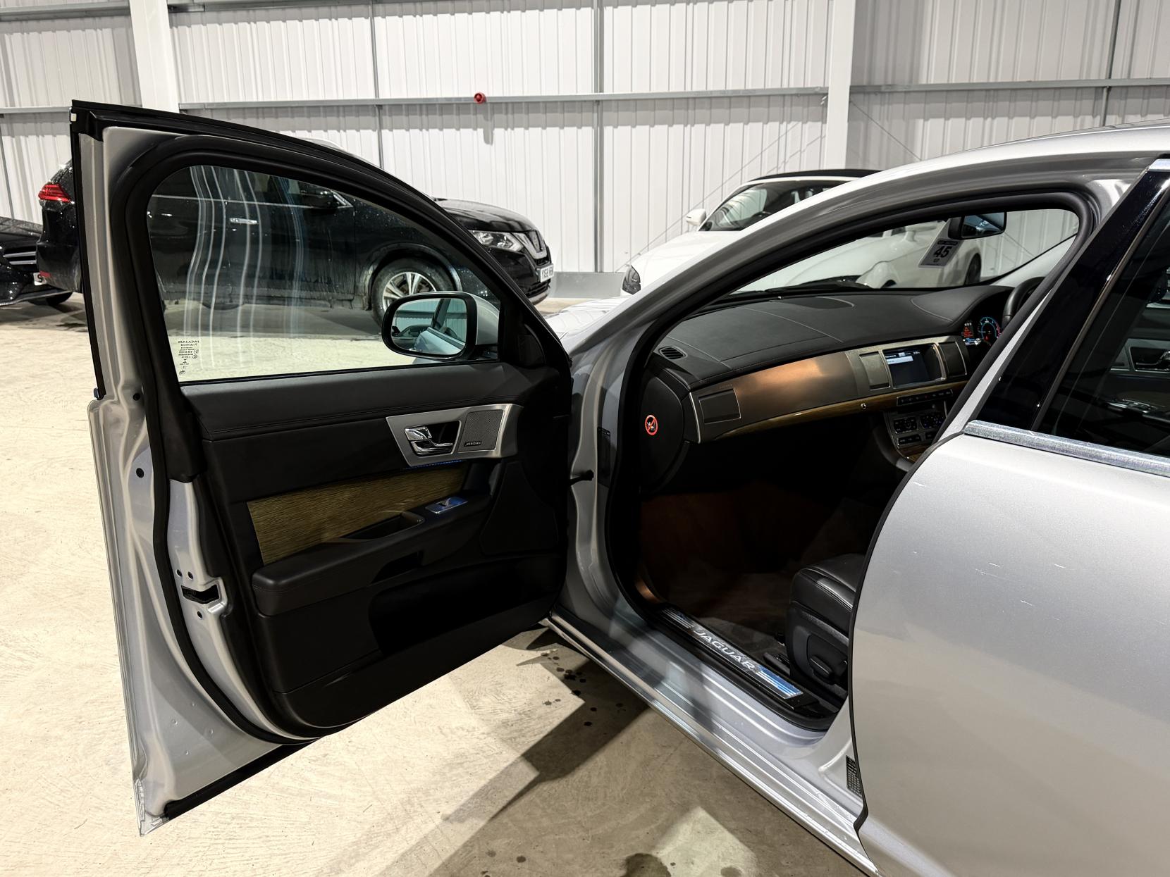 Jaguar XF 2.2d Premium Luxury Saloon 4dr Diesel Auto Euro 5 (s/s) (200 ps)