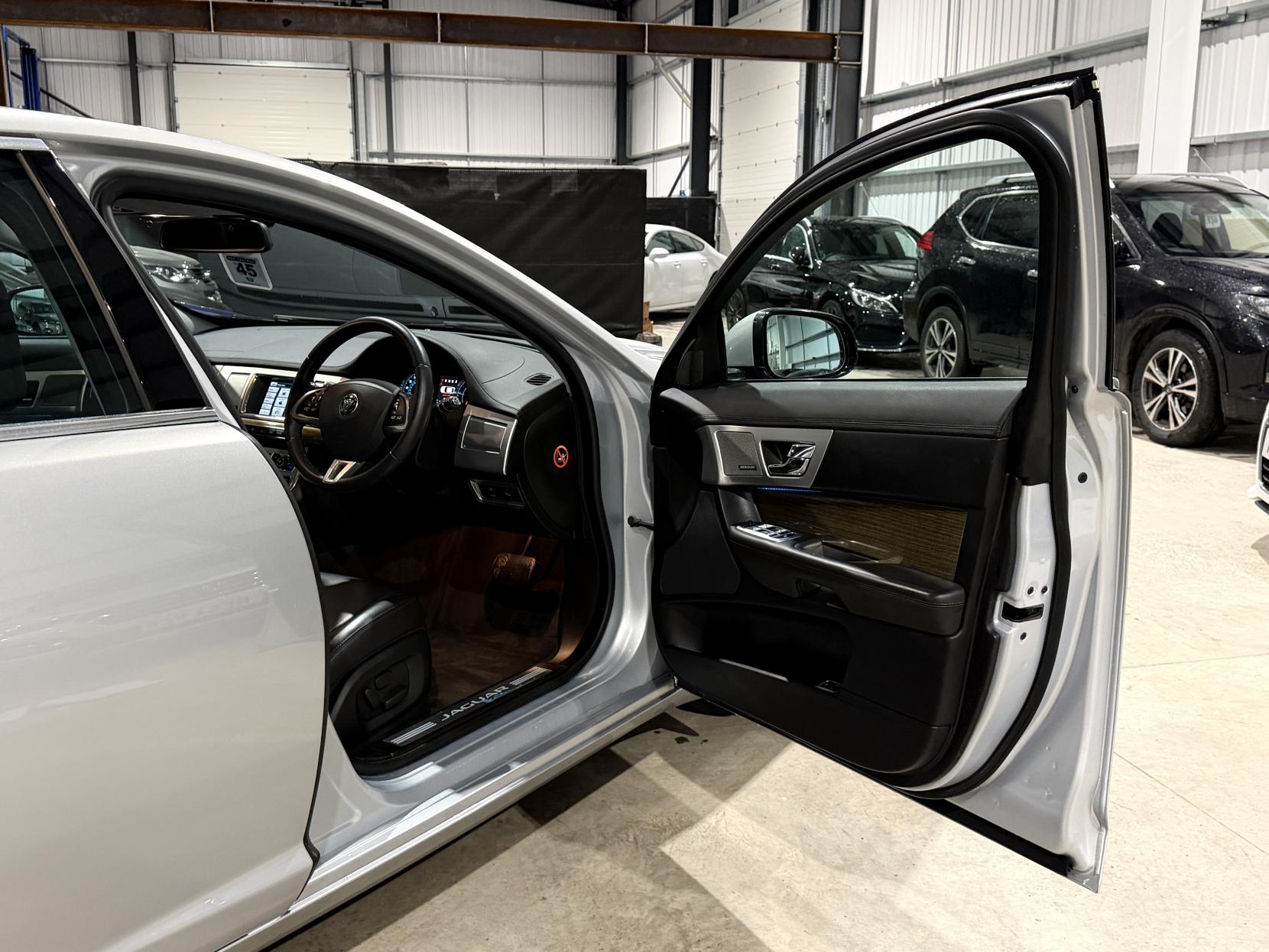 Jaguar XF 2.2d Premium Luxury Saloon 4dr Diesel Auto Euro 5 (s/s) (200 ps)