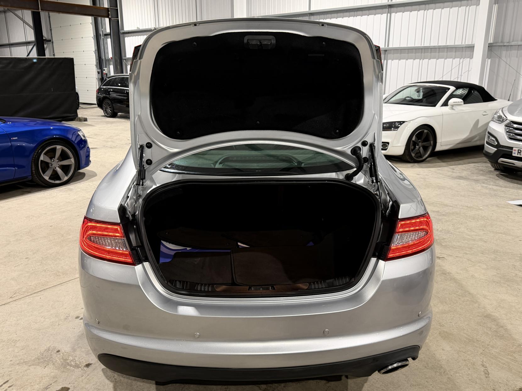 Jaguar XF 2.2d Premium Luxury Saloon 4dr Diesel Auto Euro 5 (s/s) (200 ps)