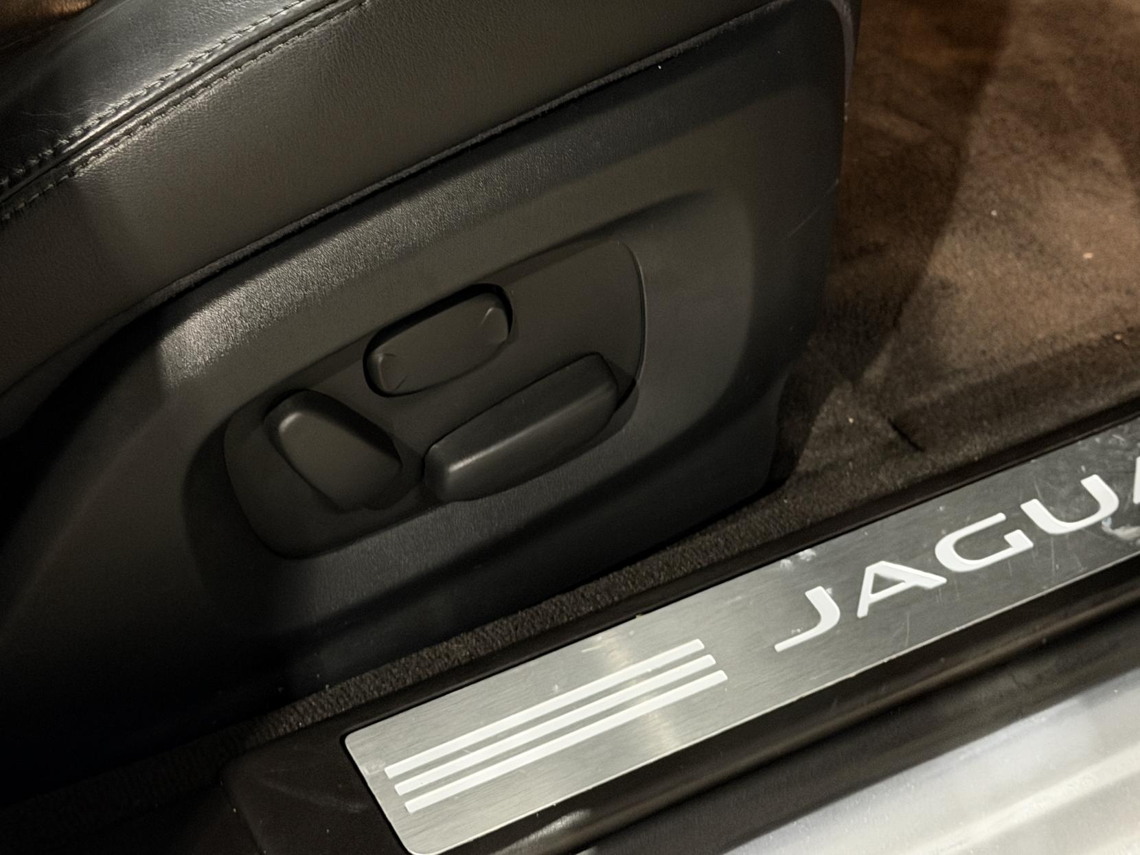 Jaguar XF 2.2d Premium Luxury Saloon 4dr Diesel Auto Euro 5 (s/s) (200 ps)