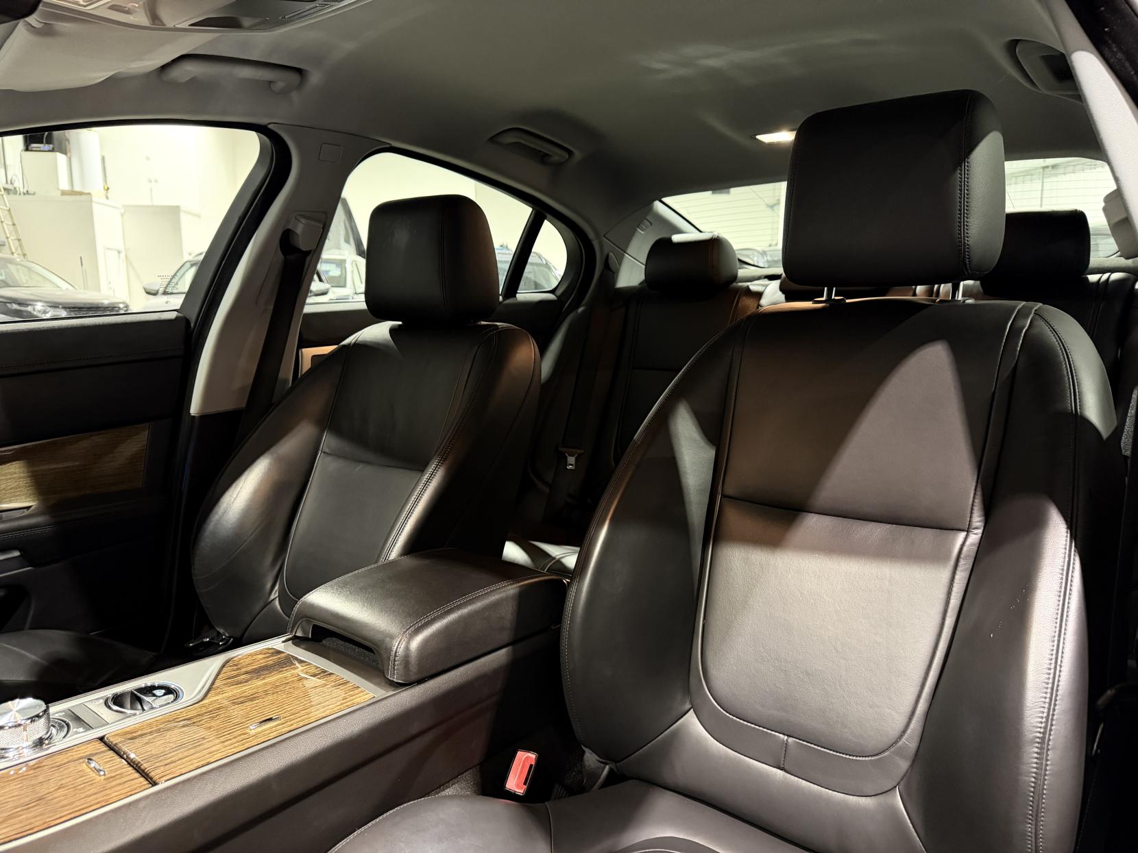 Jaguar XF 2.2d Premium Luxury Saloon 4dr Diesel Auto Euro 5 (s/s) (200 ps)