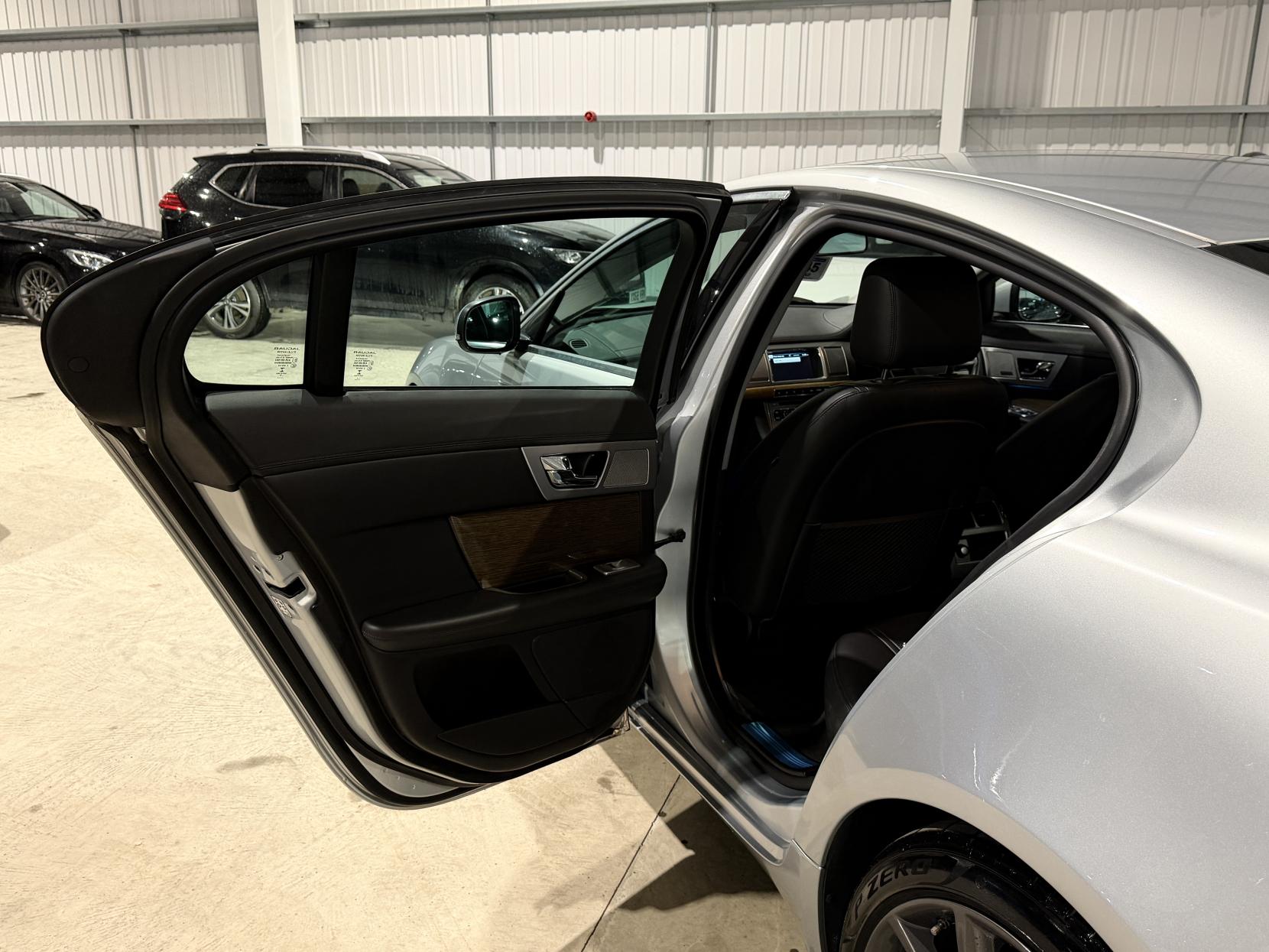 Jaguar XF 2.2d Premium Luxury Saloon 4dr Diesel Auto Euro 5 (s/s) (200 ps)