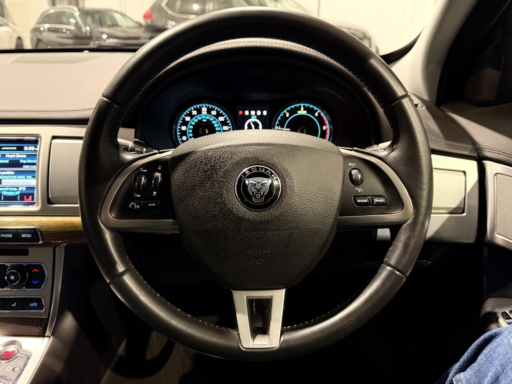 Jaguar XF 2.2d Premium Luxury Saloon 4dr Diesel Auto Euro 5 (s/s) (200 ps)