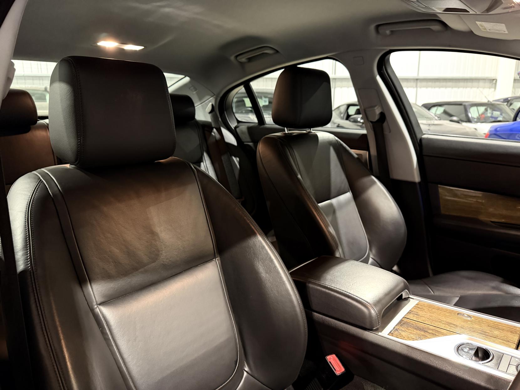 Jaguar XF 2.2d Premium Luxury Saloon 4dr Diesel Auto Euro 5 (s/s) (200 ps)