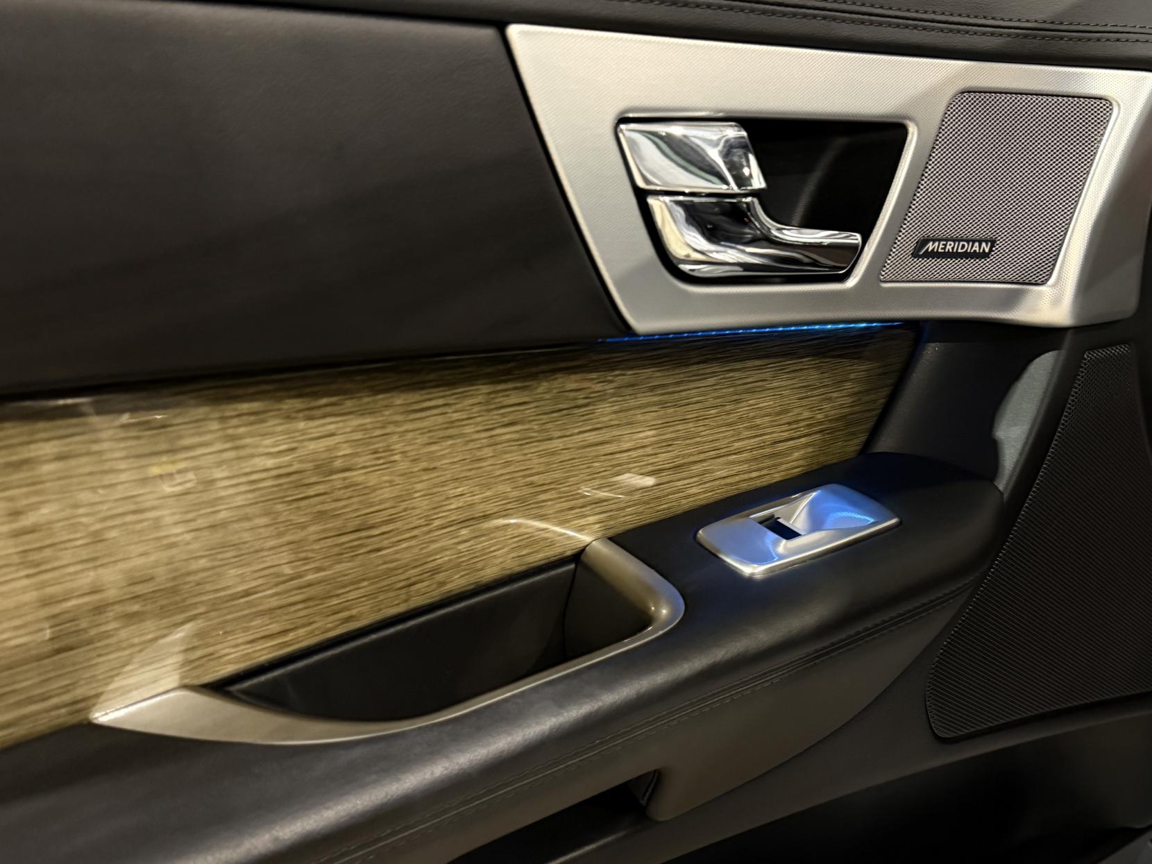 Jaguar XF 2.2d Premium Luxury Saloon 4dr Diesel Auto Euro 5 (s/s) (200 ps)