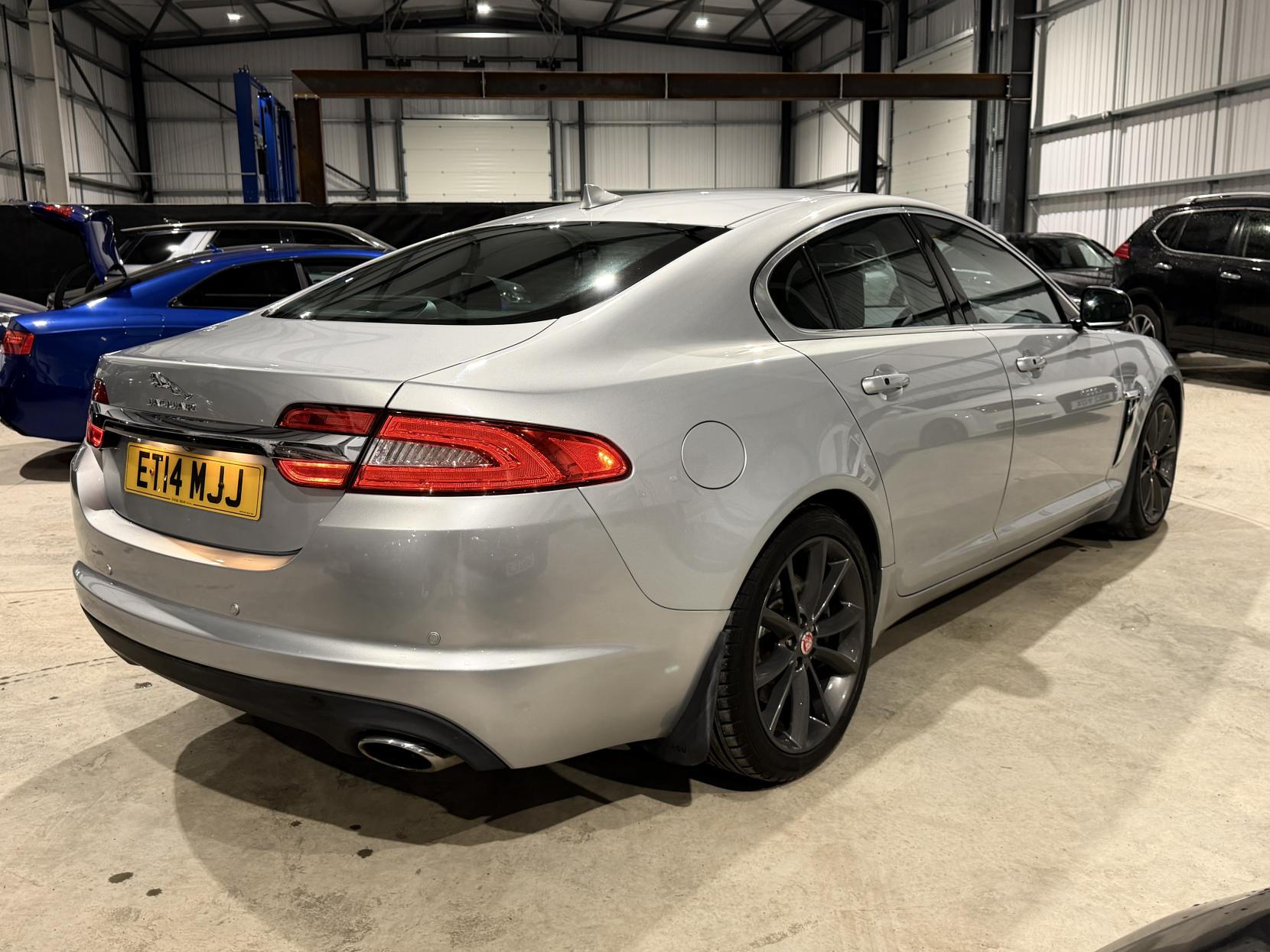 Jaguar XF 2.2d Premium Luxury Saloon 4dr Diesel Auto Euro 5 (s/s) (200 ps)