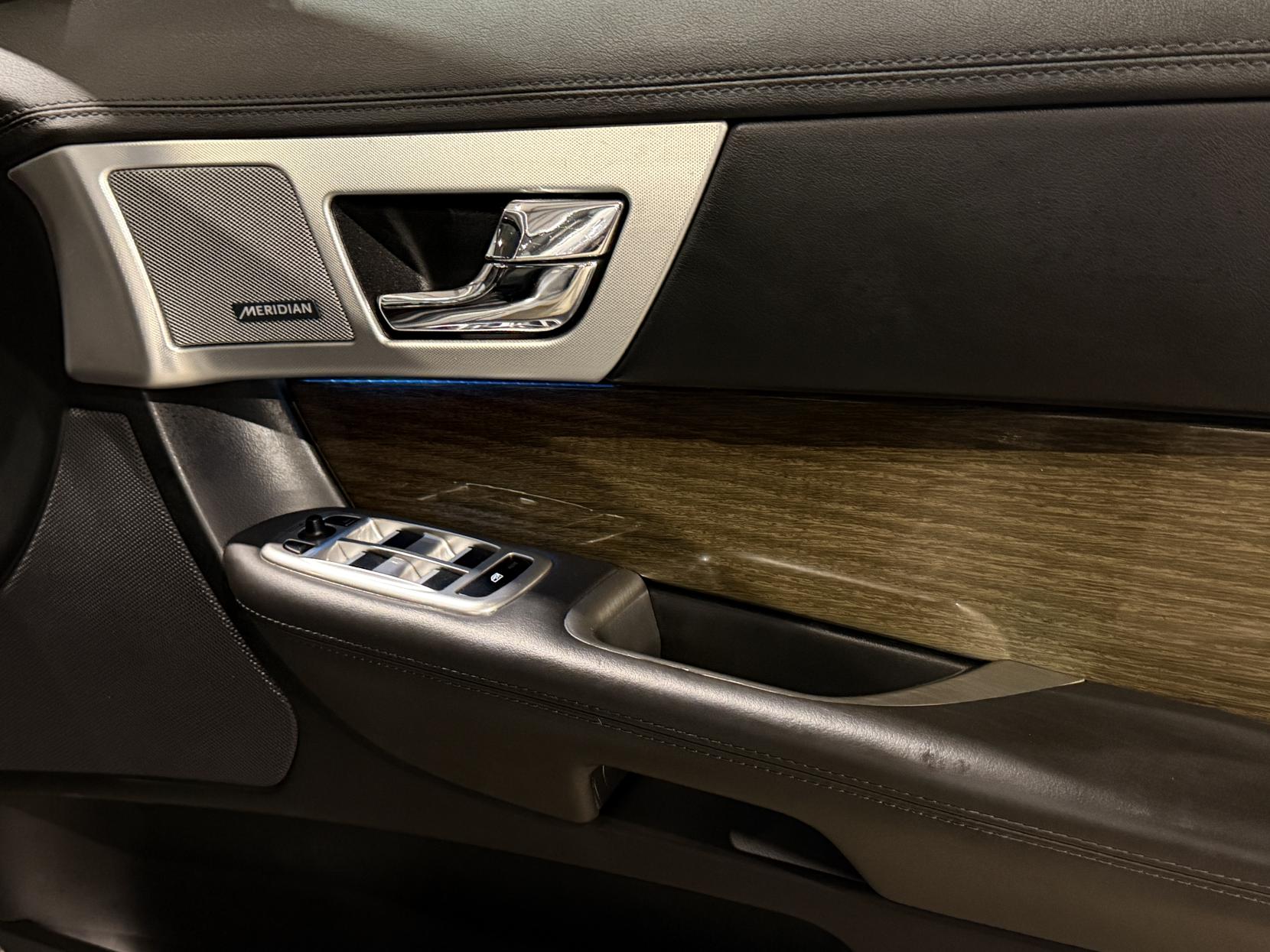 Jaguar XF 2.2d Premium Luxury Saloon 4dr Diesel Auto Euro 5 (s/s) (200 ps)