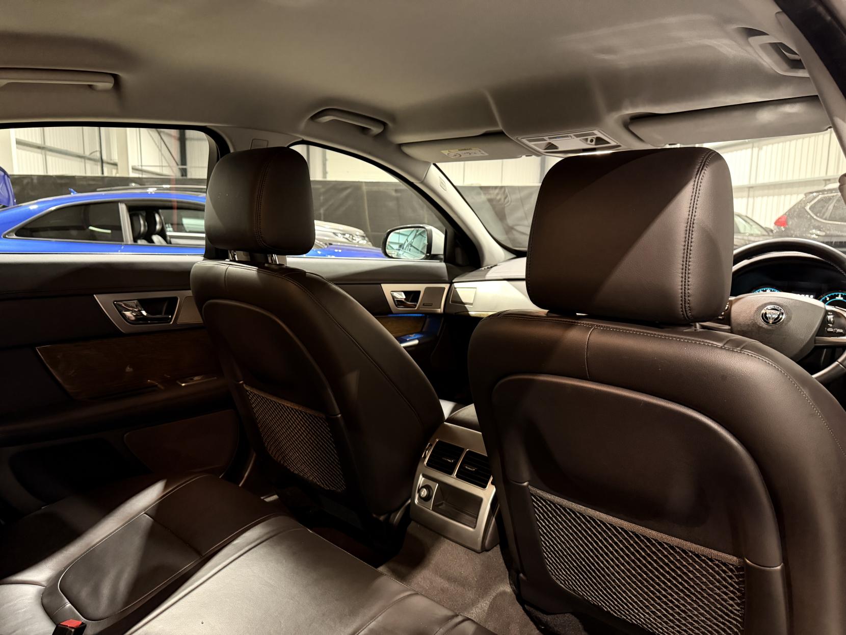 Jaguar XF 2.2d Premium Luxury Saloon 4dr Diesel Auto Euro 5 (s/s) (200 ps)