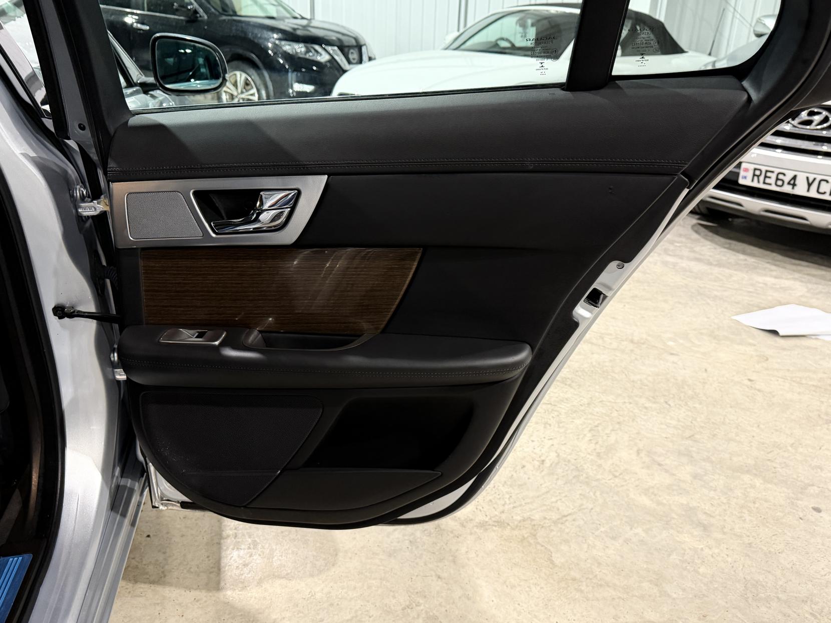 Jaguar XF 2.2d Premium Luxury Saloon 4dr Diesel Auto Euro 5 (s/s) (200 ps)