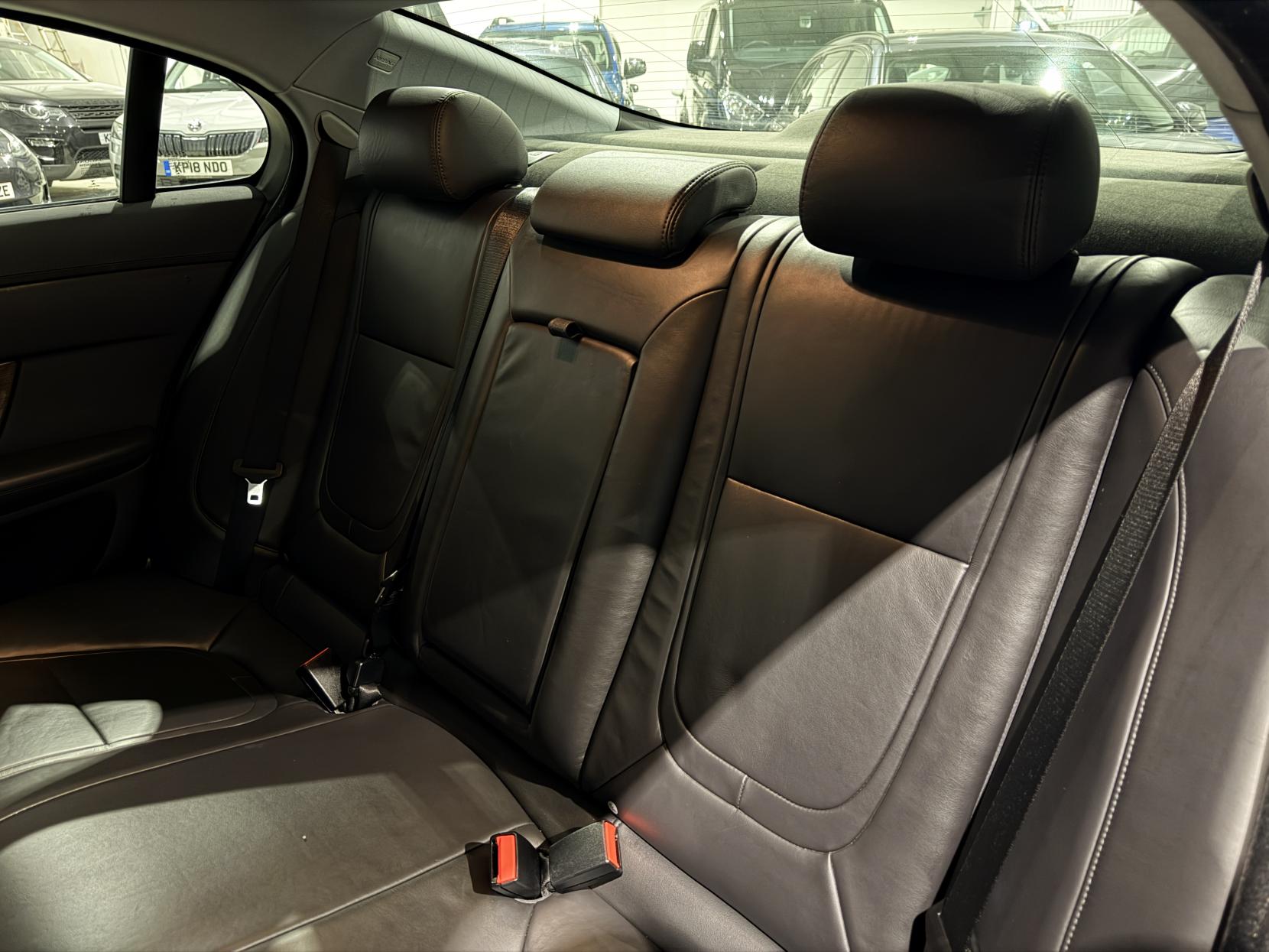 Jaguar XF 2.2d Premium Luxury Saloon 4dr Diesel Auto Euro 5 (s/s) (200 ps)