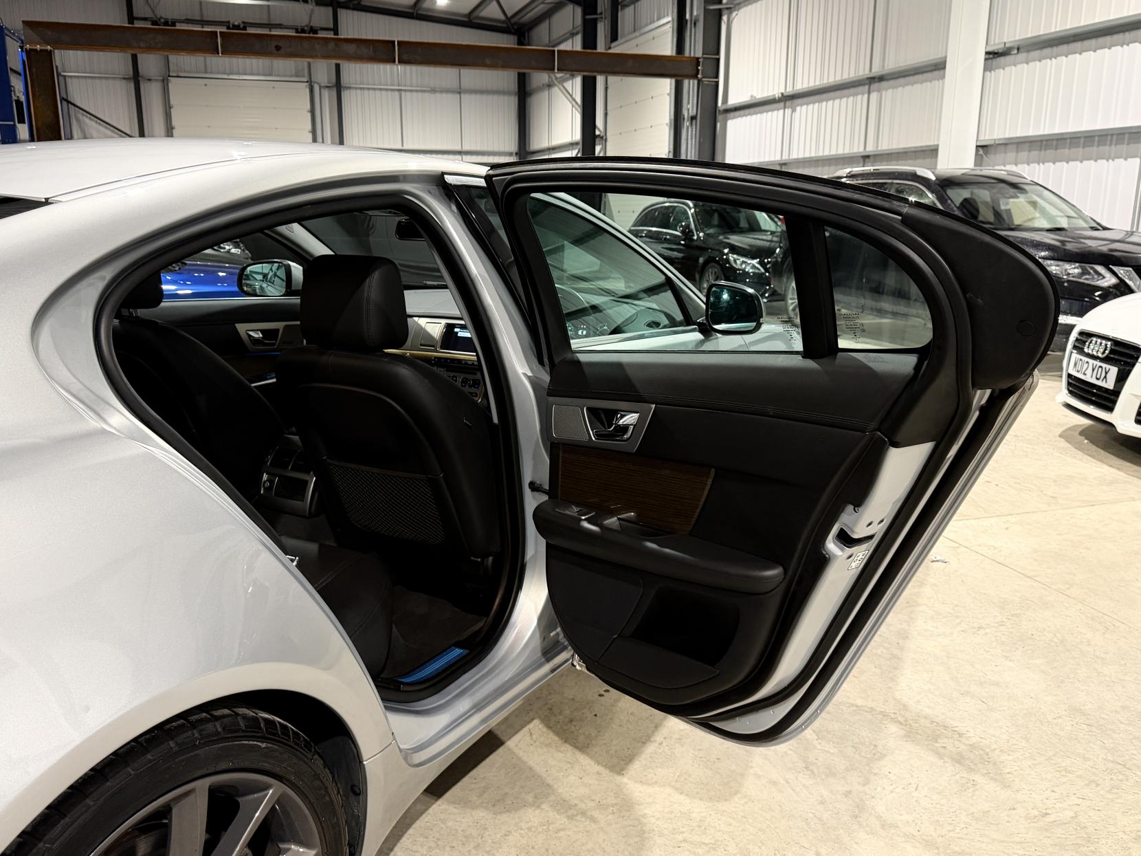 Jaguar XF 2.2d Premium Luxury Saloon 4dr Diesel Auto Euro 5 (s/s) (200 ps)