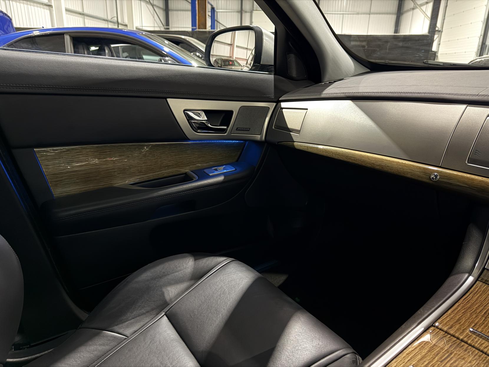 Jaguar XF 2.2d Premium Luxury Saloon 4dr Diesel Auto Euro 5 (s/s) (200 ps)