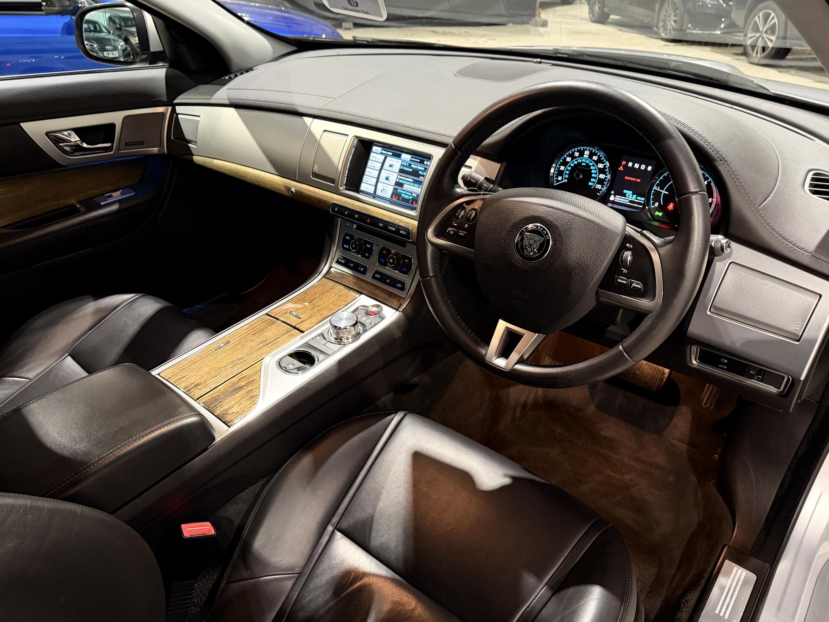 Jaguar XF 2.2d Premium Luxury Saloon 4dr Diesel Auto Euro 5 (s/s) (200 ps)