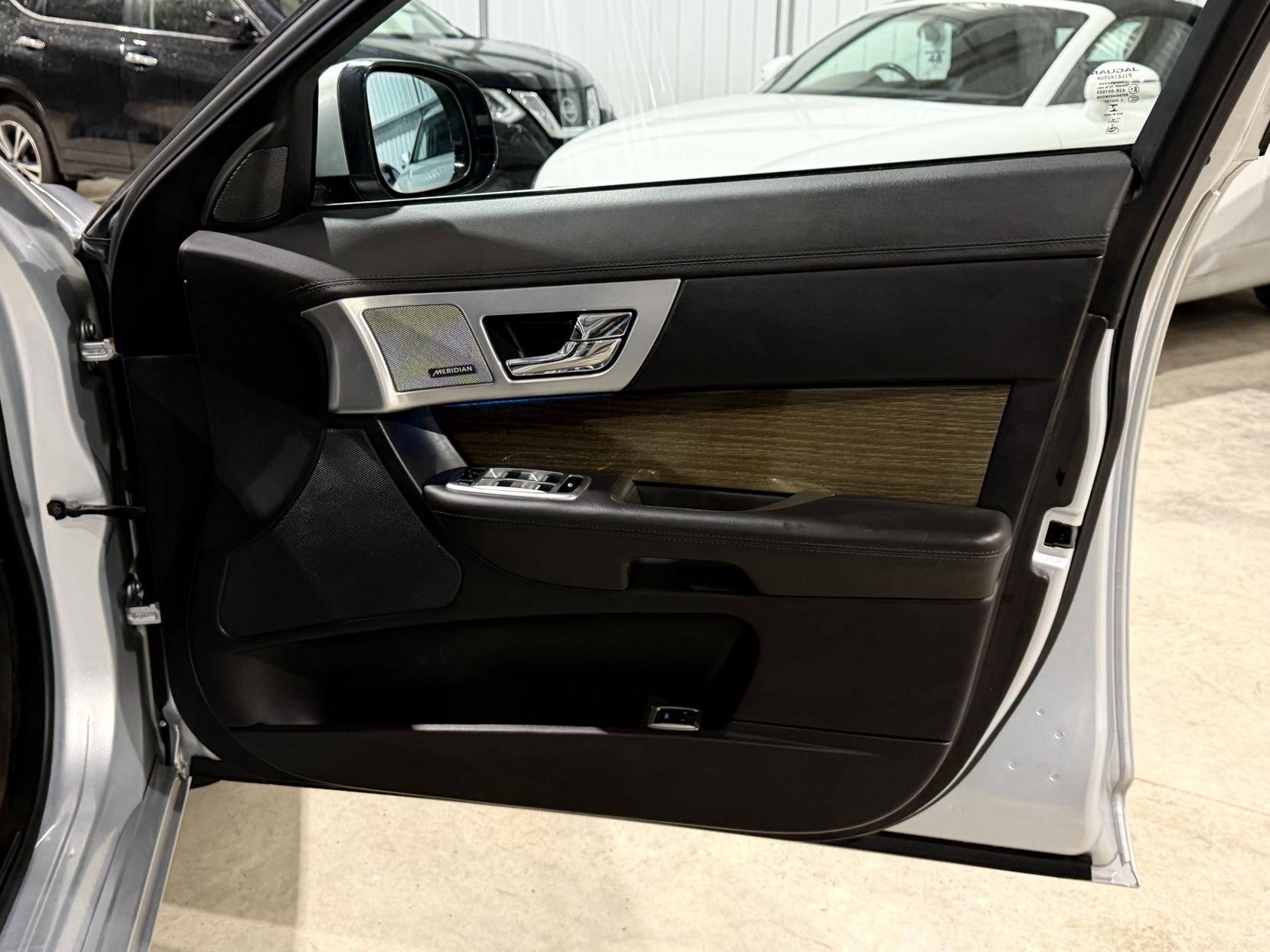 Jaguar XF 2.2d Premium Luxury Saloon 4dr Diesel Auto Euro 5 (s/s) (200 ps)