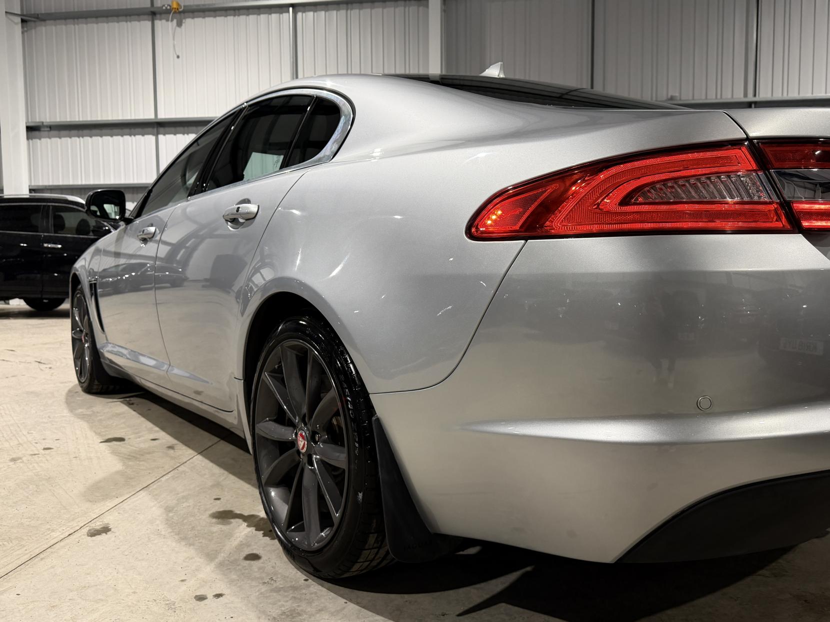 Jaguar XF 2.2d Premium Luxury Saloon 4dr Diesel Auto Euro 5 (s/s) (200 ps)