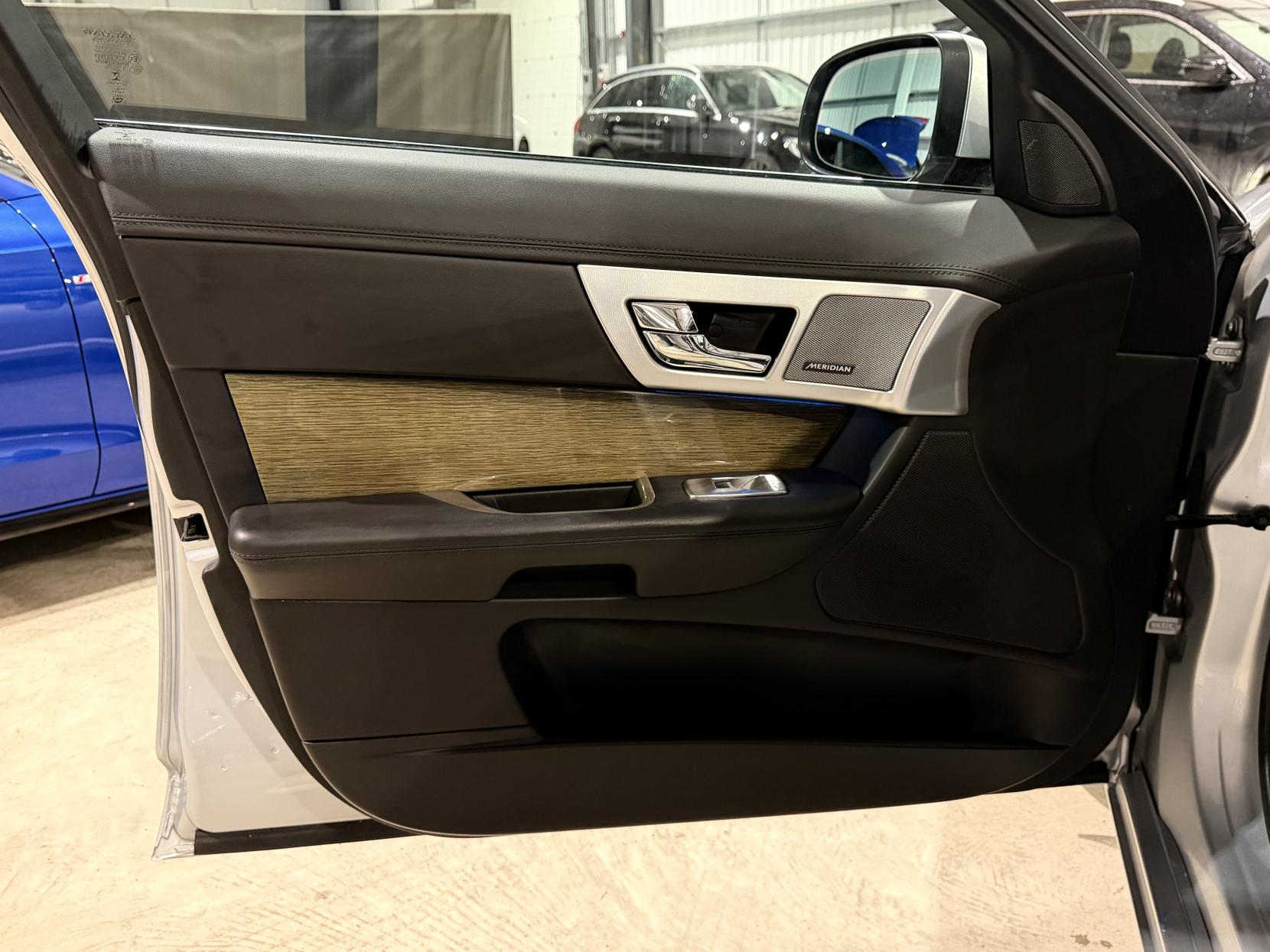 Jaguar XF 2.2d Premium Luxury Saloon 4dr Diesel Auto Euro 5 (s/s) (200 ps)