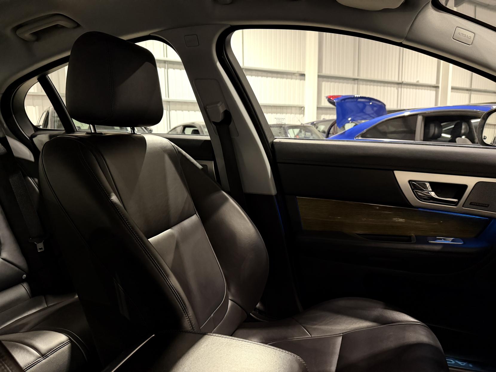 Jaguar XF 2.2d Premium Luxury Saloon 4dr Diesel Auto Euro 5 (s/s) (200 ps)