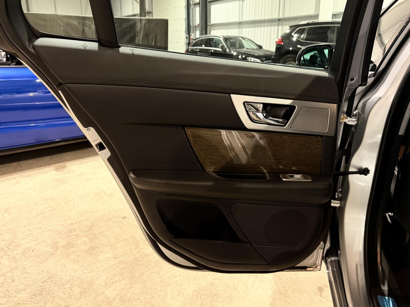 Jaguar XF 2.2d Premium Luxury Saloon 4dr Diesel Auto Euro 5 (s/s) (200 ps)