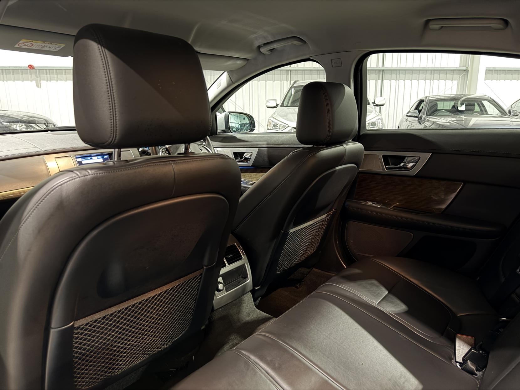 Jaguar XF 2.2d Premium Luxury Saloon 4dr Diesel Auto Euro 5 (s/s) (200 ps)