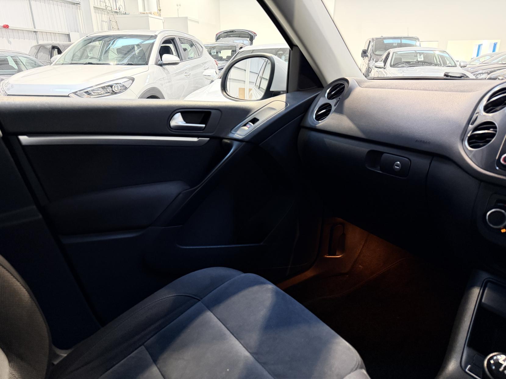 Volkswagen Tiguan 2.0 TDI BlueMotion Tech SE SUV 5dr Diesel Manual 2WD Euro 5 (s/s) (140 ps)