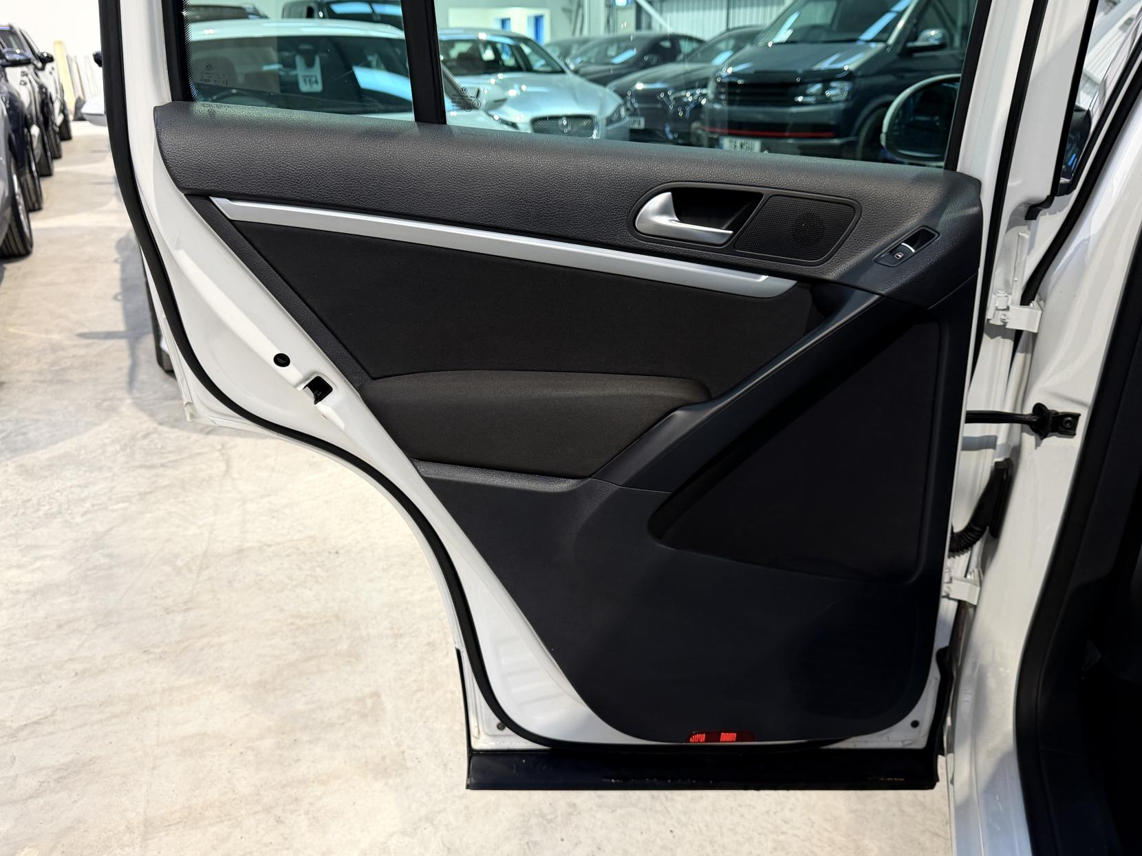 Volkswagen Tiguan 2.0 TDI BlueMotion Tech SE SUV 5dr Diesel Manual 2WD Euro 5 (s/s) (140 ps)