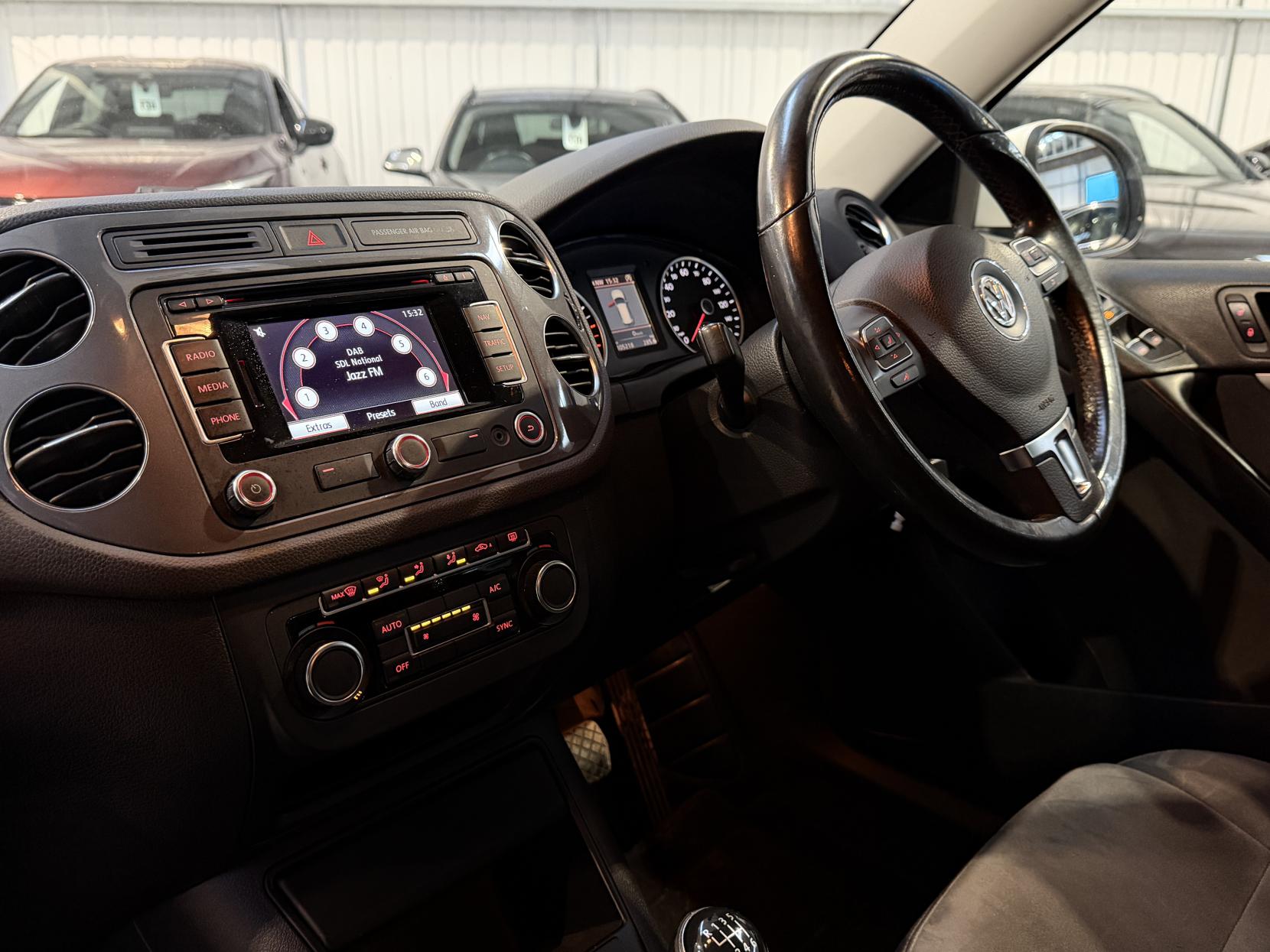 Volkswagen Tiguan 2.0 TDI BlueMotion Tech SE SUV 5dr Diesel Manual 2WD Euro 5 (s/s) (140 ps)