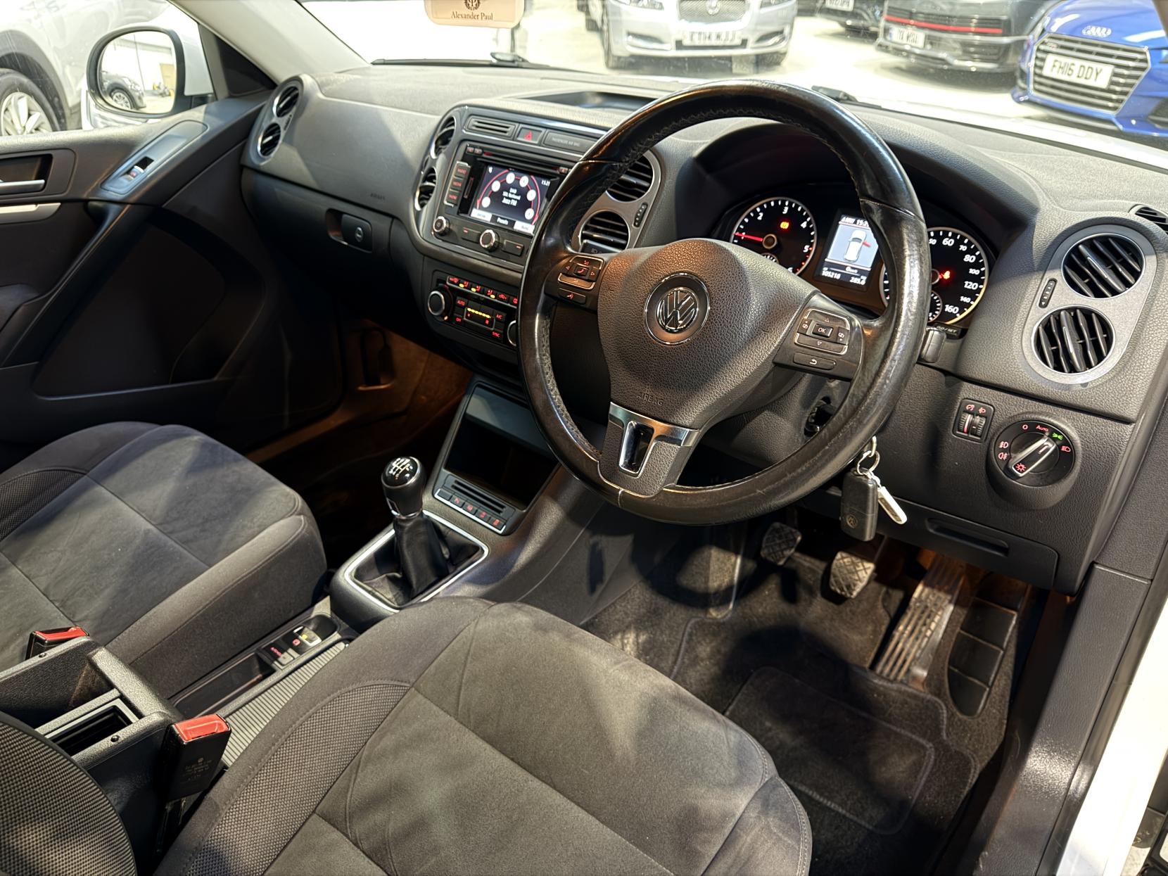 Volkswagen Tiguan 2.0 TDI BlueMotion Tech SE SUV 5dr Diesel Manual 2WD Euro 5 (s/s) (140 ps)