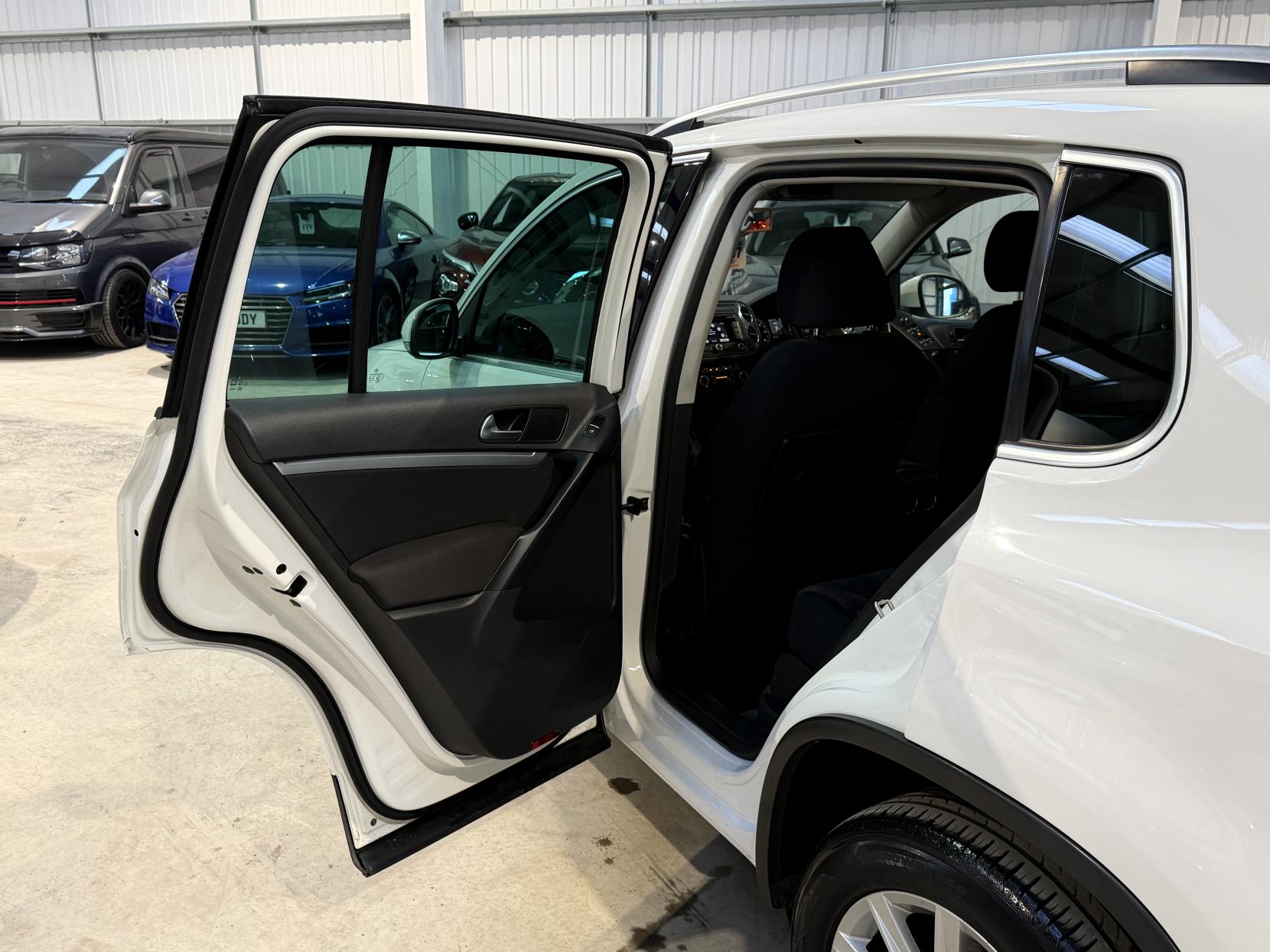 Volkswagen Tiguan 2.0 TDI BlueMotion Tech SE SUV 5dr Diesel Manual 2WD Euro 5 (s/s) (140 ps)