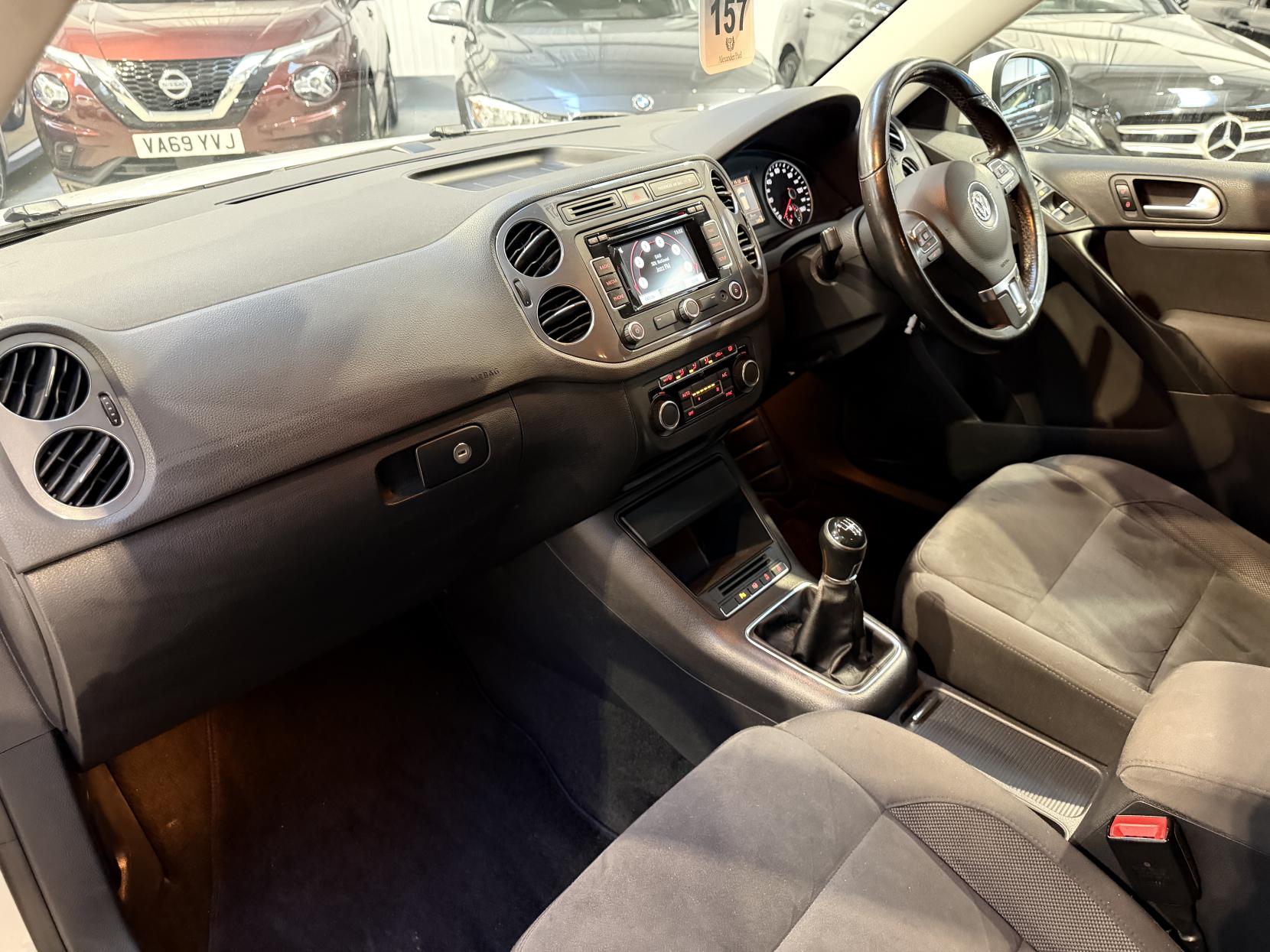 Volkswagen Tiguan 2.0 TDI BlueMotion Tech SE SUV 5dr Diesel Manual 2WD Euro 5 (s/s) (140 ps)