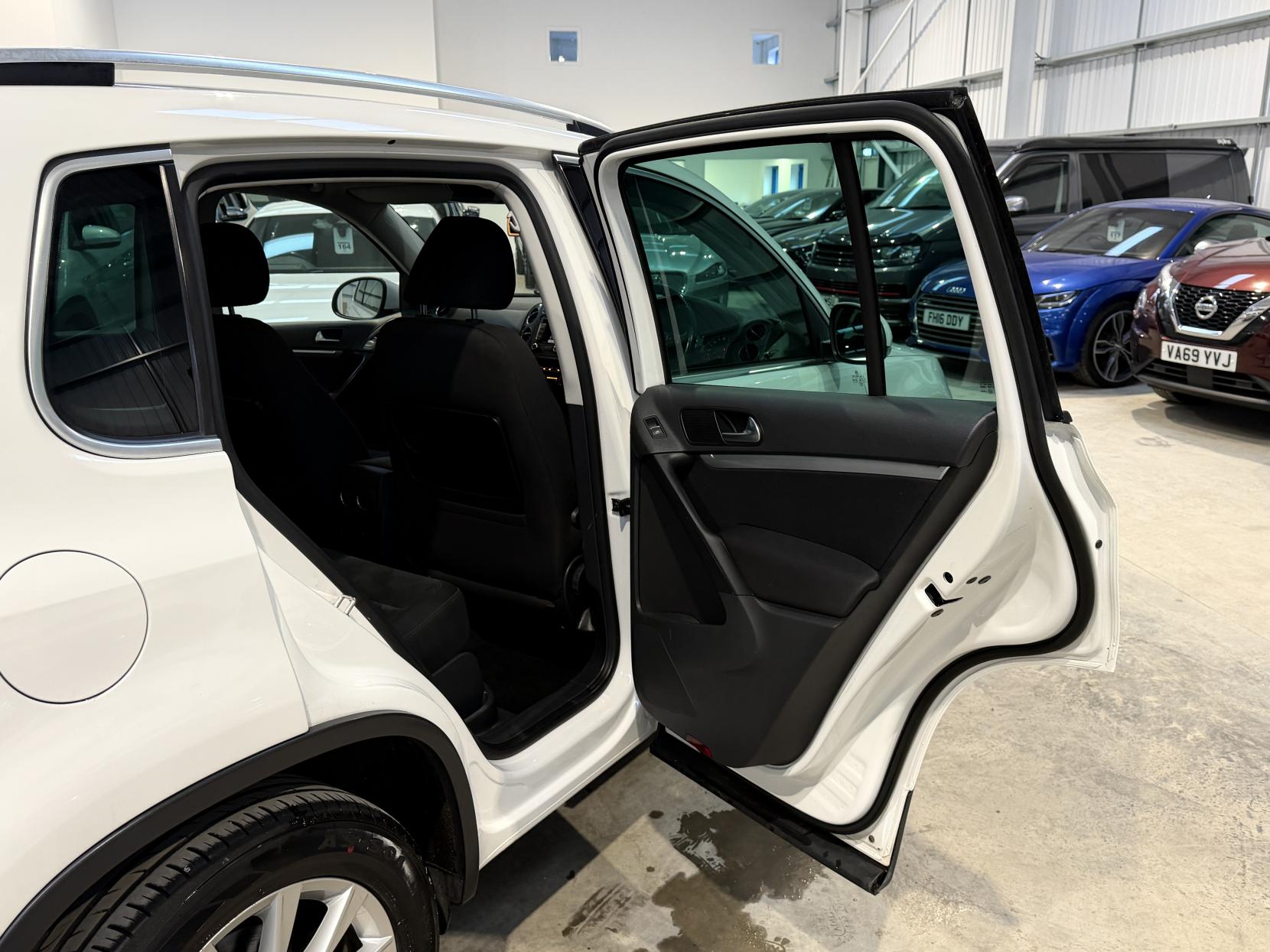 Volkswagen Tiguan 2.0 TDI BlueMotion Tech SE SUV 5dr Diesel Manual 2WD Euro 5 (s/s) (140 ps)