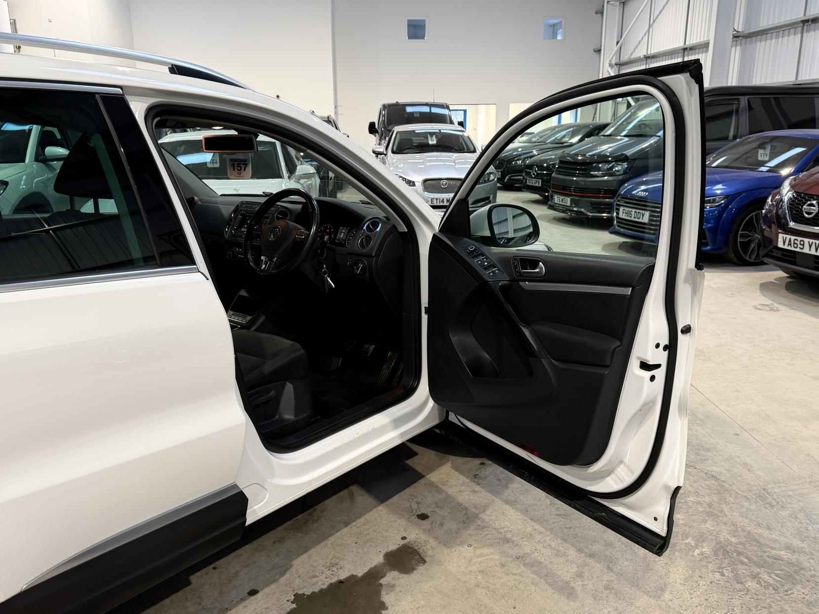 Volkswagen Tiguan 2.0 TDI BlueMotion Tech SE SUV 5dr Diesel Manual 2WD Euro 5 (s/s) (140 ps)