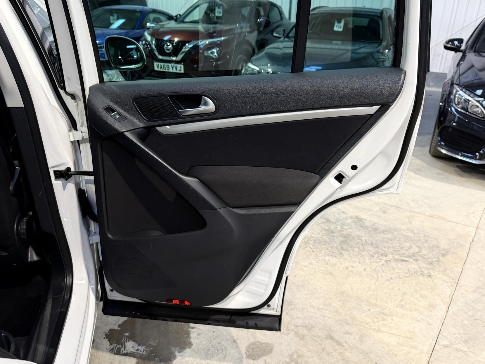 Volkswagen Tiguan 2.0 TDI BlueMotion Tech SE SUV 5dr Diesel Manual 2WD Euro 5 (s/s) (140 ps)