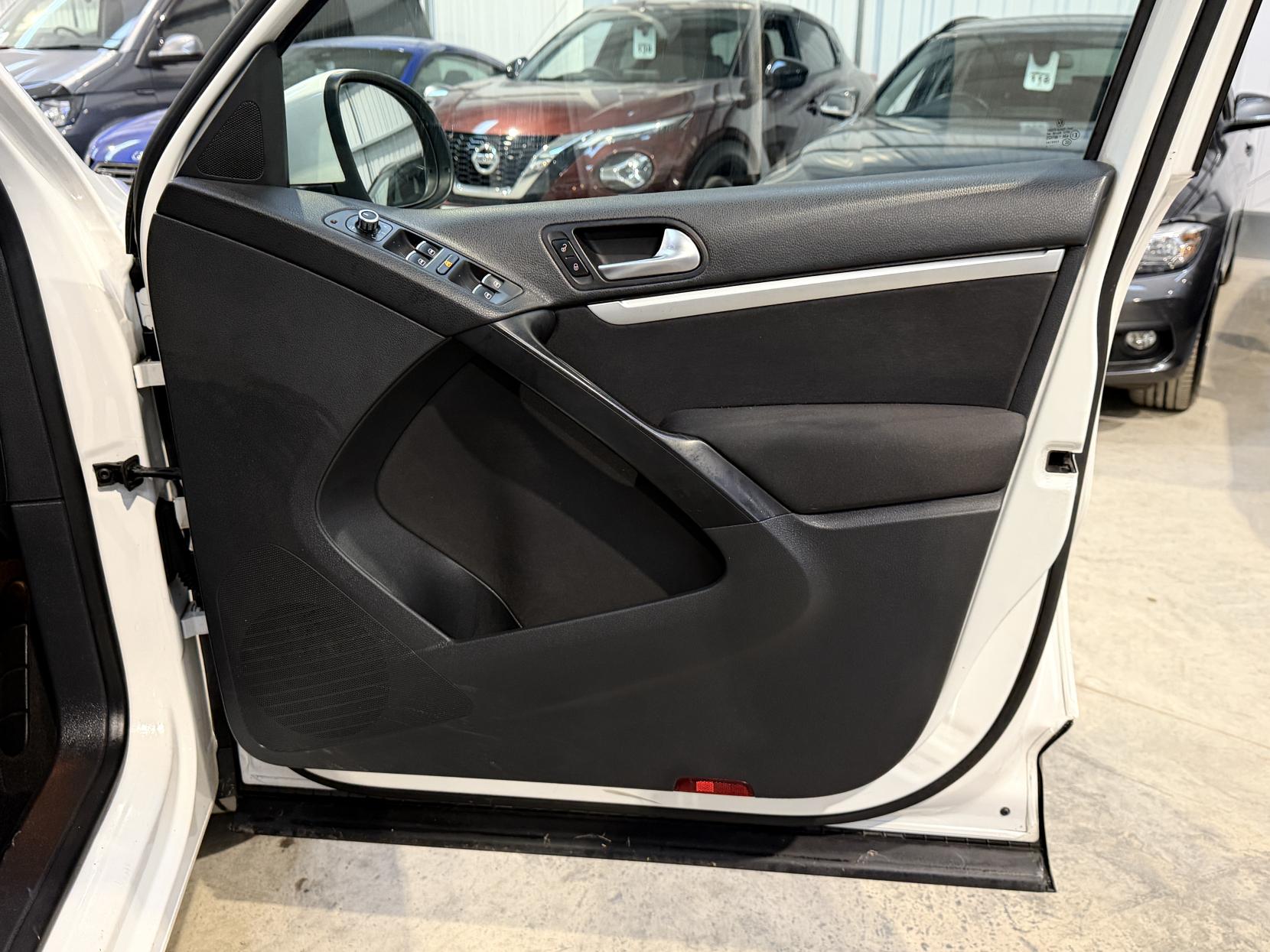 Volkswagen Tiguan 2.0 TDI BlueMotion Tech SE SUV 5dr Diesel Manual 2WD Euro 5 (s/s) (140 ps)