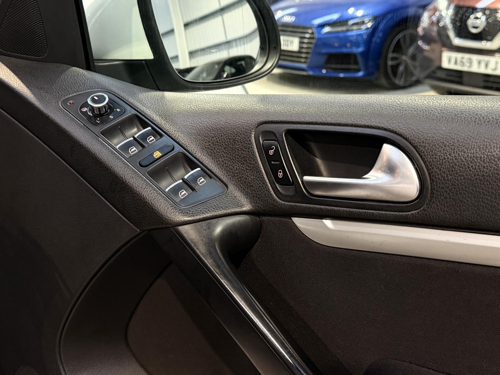 Volkswagen Tiguan 2.0 TDI BlueMotion Tech SE SUV 5dr Diesel Manual 2WD Euro 5 (s/s) (140 ps)