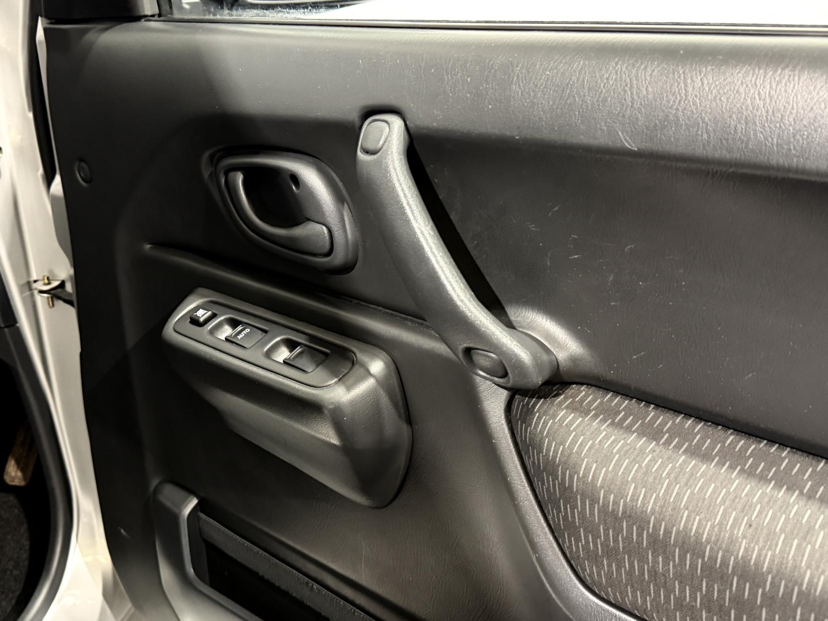 Suzuki Jimny 1.3 JLX SUV 3dr Petrol Manual (174 g/km, 83 bhp)