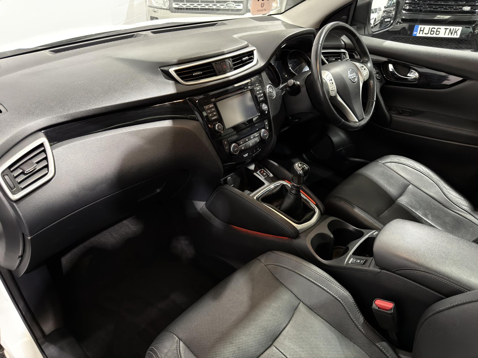 Nissan Qashqai 1.6 dCi Tekna SUV 5dr Diesel Manual 2WD Euro 5 (s/s) (130 ps)
