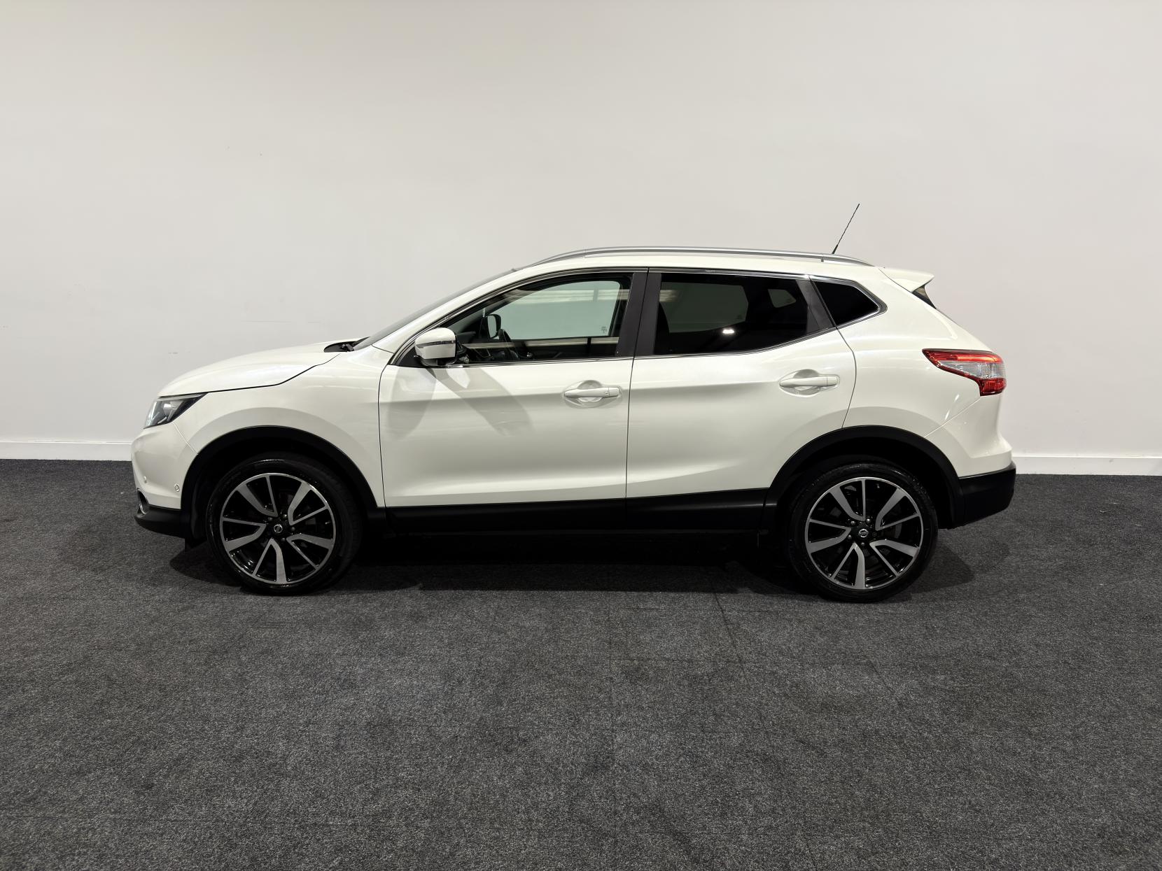 Nissan Qashqai 1.6 dCi Tekna SUV 5dr Diesel Manual 2WD Euro 5 (s/s) (130 ps)