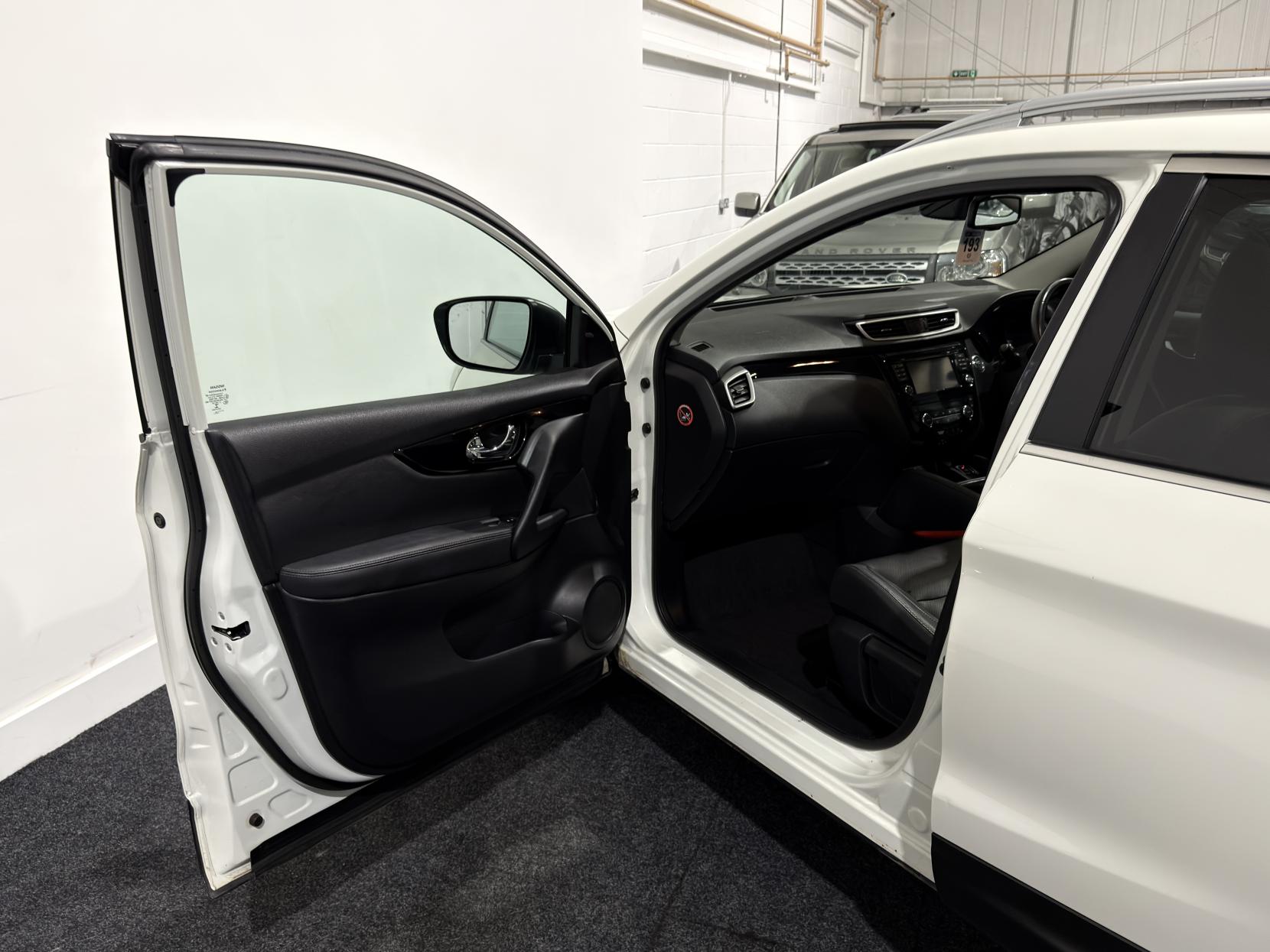 Nissan Qashqai 1.6 dCi Tekna SUV 5dr Diesel Manual 2WD Euro 5 (s/s) (130 ps)