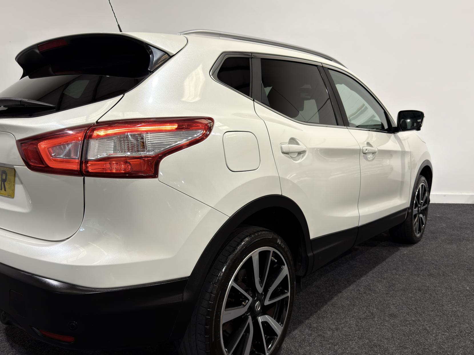 Nissan Qashqai 1.6 dCi Tekna SUV 5dr Diesel Manual 2WD Euro 5 (s/s) (130 ps)
