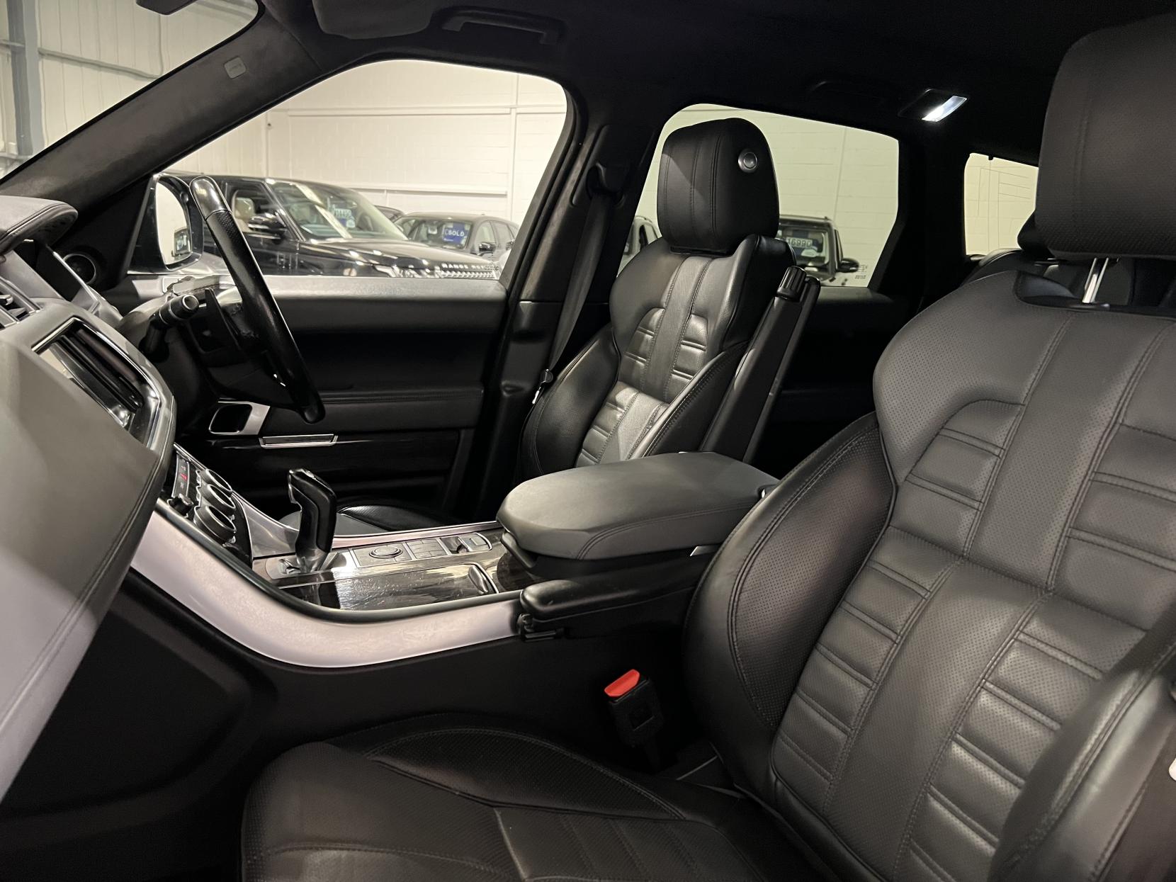 Land Rover Range Rover Sport 3.0 SD V6 Autobiography Dynamic SUV 5dr Diesel Auto 4WD Euro 6 (s/s) (306 ps)